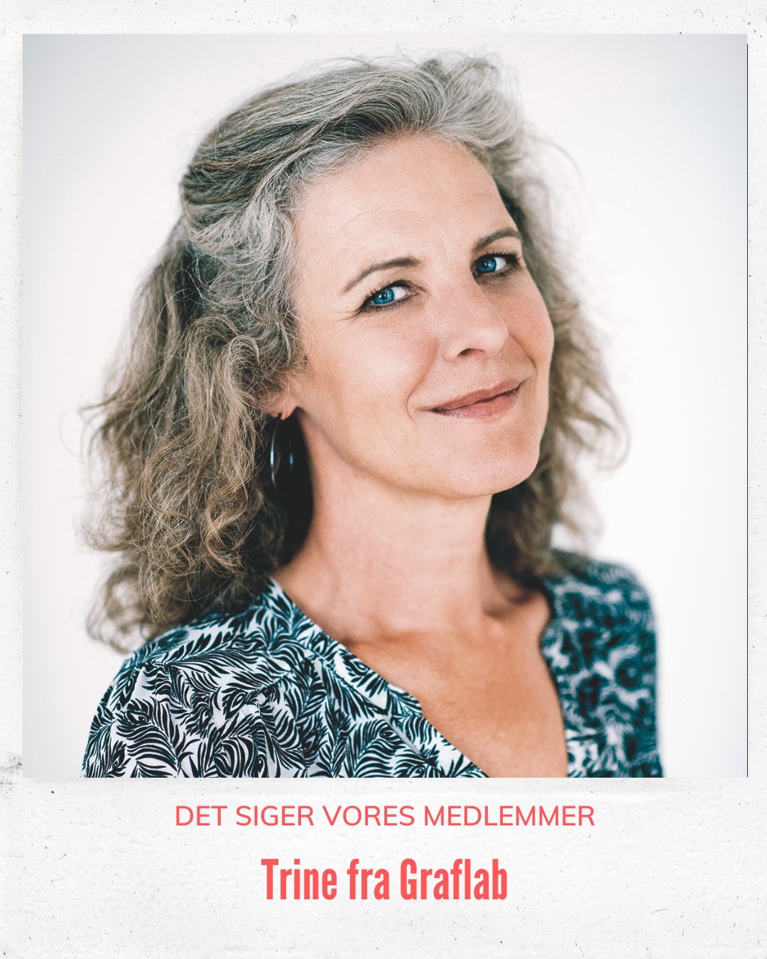 Work2gether er mere end bare kontorpladser – det er et fællesskab. Vi har spurgt nogle af dem, der har deres daglige gang i huset, hvad det betyder for dem at være en del af Work2gether. Her kan du læse hvad Trine fra @graflab.dk svarer.
Trine Naja Kirketerp Struve - GRAFlab
Selvstændig siden 2006
▪️Hvorfor har du valgt at være en del af Work2gether?
Jeg bemærkede hurtigt W2G´s visuelle udtryk. Som grafiker er det noget jeg har en stærk holdning til, da jeg arbejder med visuel kommunikation.
▪️Hvordan vil du beskrive atmosfæren i Work2gether?
Stilen og det visuelle udtryk betyder MEGET for mig. Jeg elsker at der er planter osv.
I starten frygtede jeg, at det var et snobbet sted og at folk holdt deres kort tæt til kroppen, men meget hurtigt oplevede jeg åbenhed, skrøbelighed, personlighed - at folk var inkluderende og opbakkende. Det er vigtigt med vidensdeling.
▪️Hvad er det bedste ved at være en del af Work2gether?
Dejlig menneskelig atmosfære, søde mennesker med forskellige baggrunde og fagområder. Vidensdeling og sparring er en naturlig del af hverdagen.
▪️Hvad er det vigtigste for dig i din hverdag som selvstændig?
At min hjerne bliver stimuleret. Jeg kan godt lide udfordringer og når ting er svære. Jeg keder mig meget hurtigt.
▪️Hvad er dit bedste råd til andre selvstændige?
Is i maven, tro på dig selv og lad vær at sammenlign dig med andre.