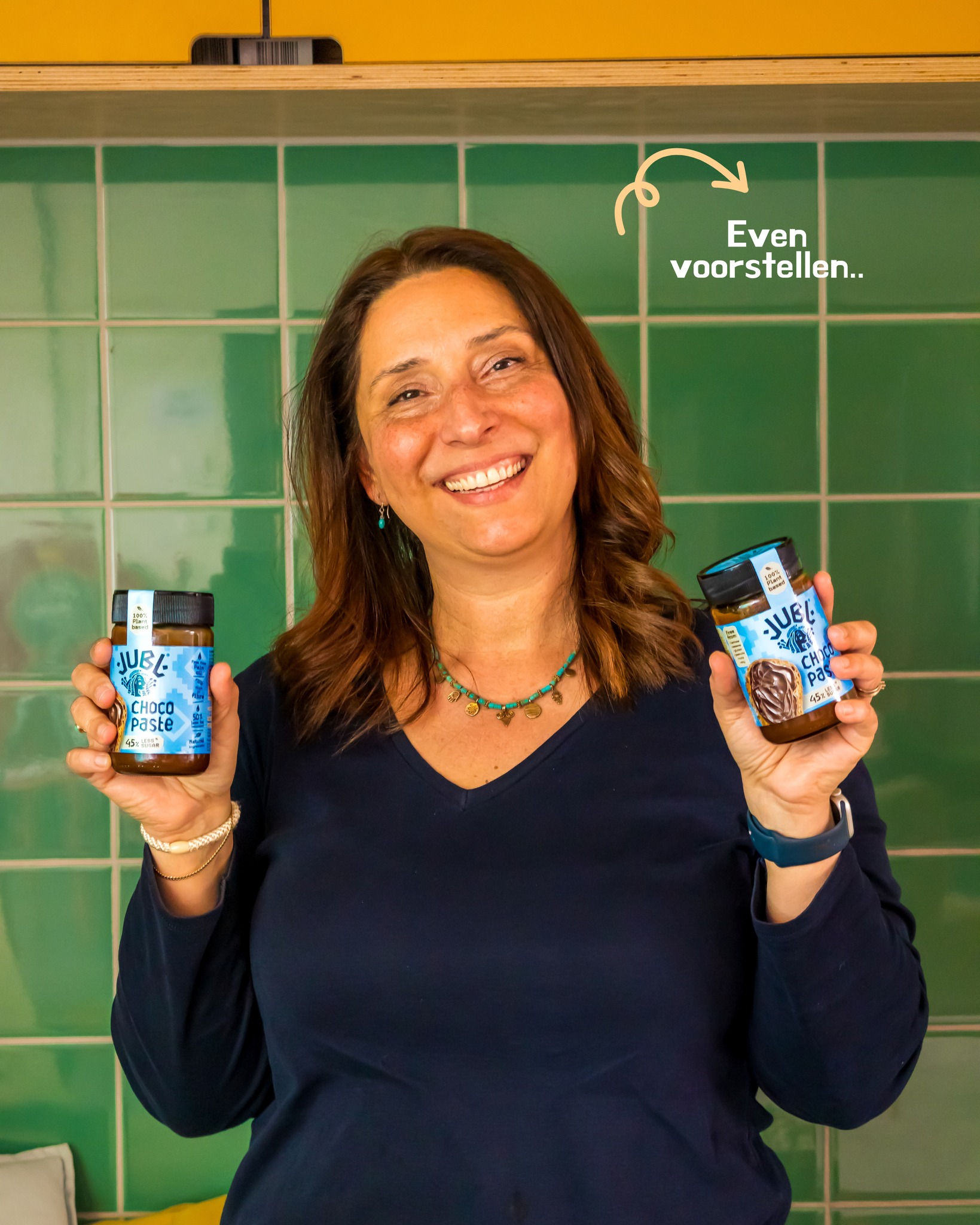 Hi! Ik ben Isil Dijkstra - foodprofessional, moeder van twee en oprichter van JUBL.
De reis begon in 2023, toen ik de documentaire “Op zoek naar gezond” keek.
De centrale vraag daarin raakte me diep:
Waarom is het voor consumenten zo moeilijk om gezondere keuzes te maken?
Het pijnlijke antwoord: er zijn simpelweg te veel drempels.
Als foodmarketeer wist ik één ding zeker:
👉 Ik had zo veel meer kunnen doen om gezonder eten makkelijker en aantrekkelijker te maken.
Dat besef liet me niet meer los. En precies daar is JUBL ontstaan.
JUBL staat voor lekker en gezonder eten.
Toegankelijk, betaalbaar en zonder gedoe.
Want ik geloof:
💙 Gezonder eten hoeft niet moeilijk te zijn.
💙 Het mag goed voelen én goed smaken.
💙 En ja, ook chocopasta kan voedzaam en heerlijk zijn.
Dank je wel dat je deel uitmaakt van deze verandering.
Samen maken we gezondere keuzes een stuk makkelijker. 💛
#JUBL #gezondekeuze #voedingzonderdrempels #foundersstory #foodstartup