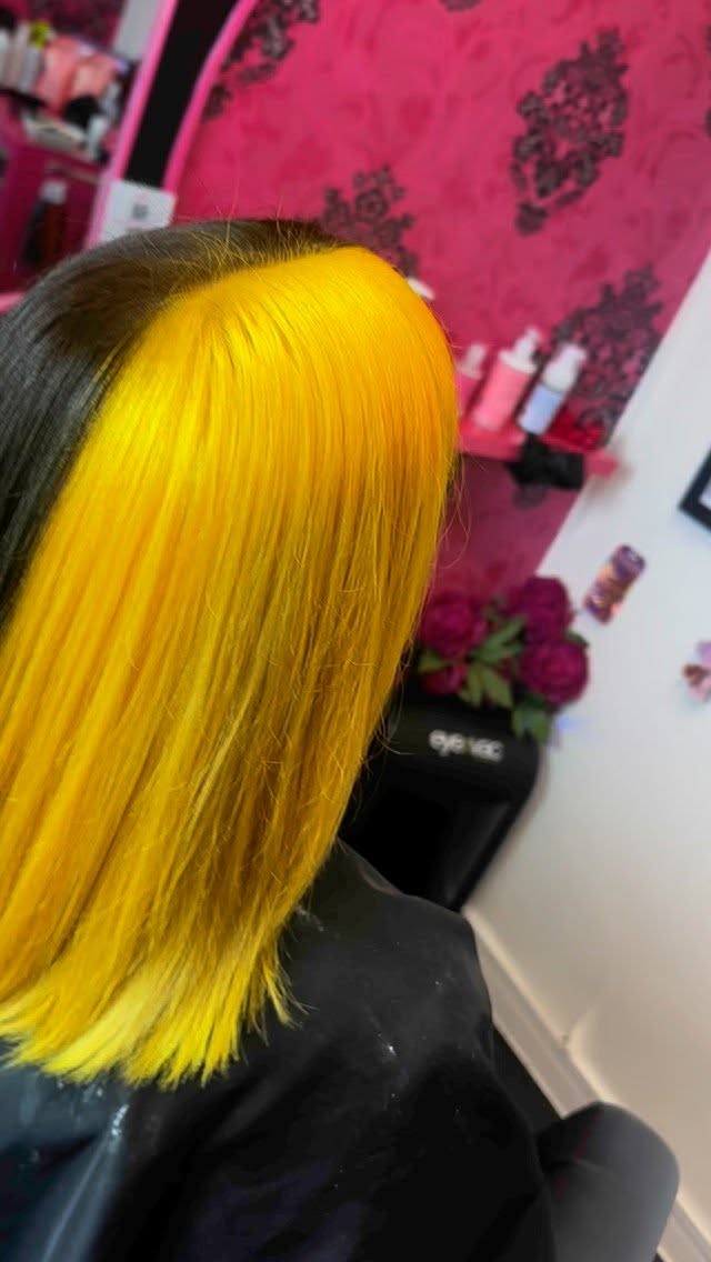 Yeah - you know what it issssss
🐝🐝🐝🐝🐝🐝🐝🐝
🖤💛🖤💛🖤💛🖤💛
#blackandyellow #blackandyellowhair #bumblebeehair #yellowhair #halfandhalfhair #manicpanicsunset