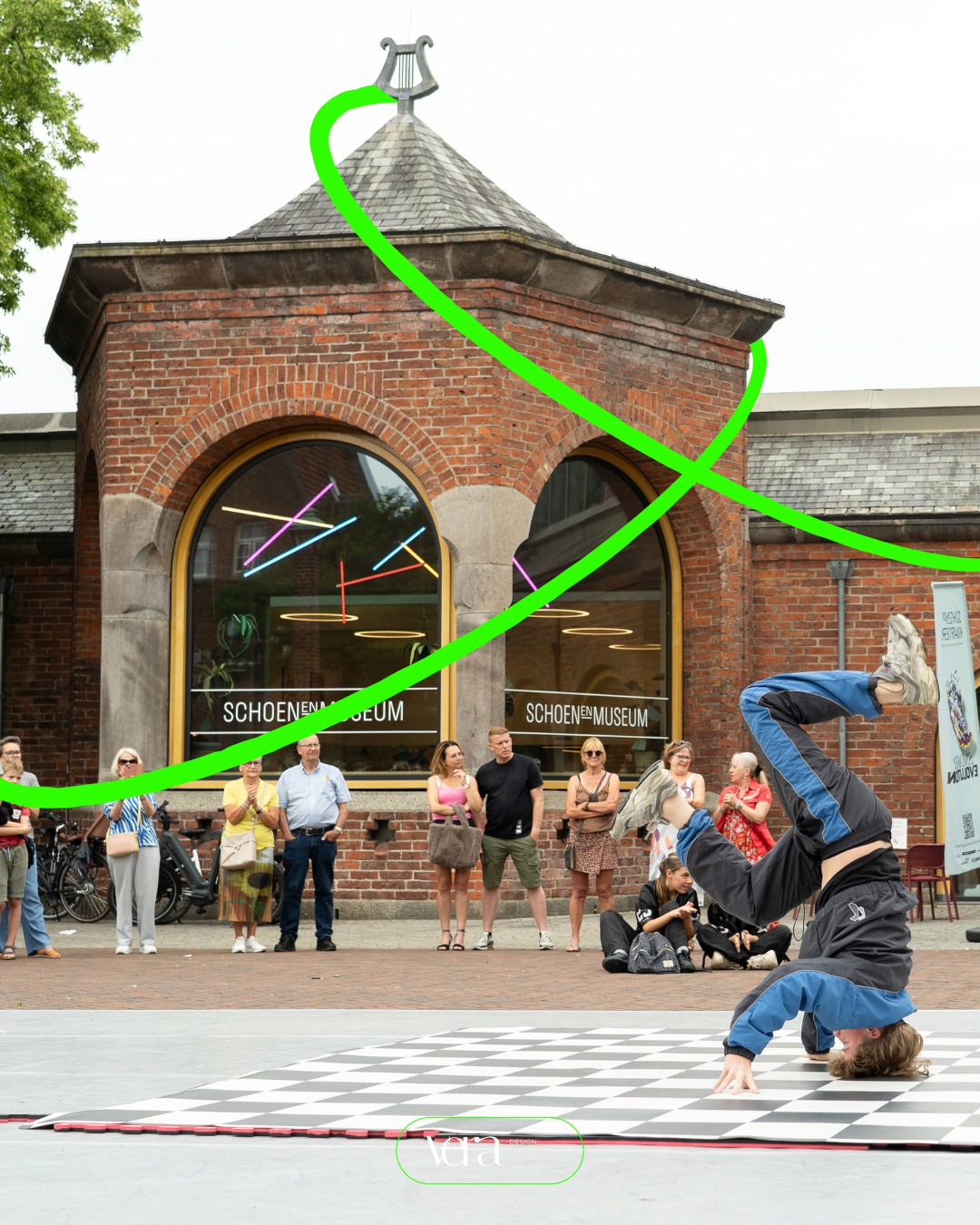 📸 Afgelopen zaterdag had ik de eer om namens de Waalwijkse Zomerweken foto's te maken van twee prachtige openingen in Waalwijk!
🌞 De Waalwijkse Zomerweken trapten af met veel sfeer en enthousiasme een geweldige start van een zomer vol cultuur, plezier en verbinding.
🏨 Ook werd het Grand Hotel van Okke de Spin officieel geopend in het Huis van Waalwijk, een creatief project van het Schoenenkwartier. Wethouder Timon Klerkx opende officieel het web, en als kers op de taart was er een betoverende dansshow van het Kunstencentrum Waalwijk 💃✨
@waalwijksezomerweken
@kunstencentrumwaalwijk
@schoenenkwartier
@huis_van_waalwijk