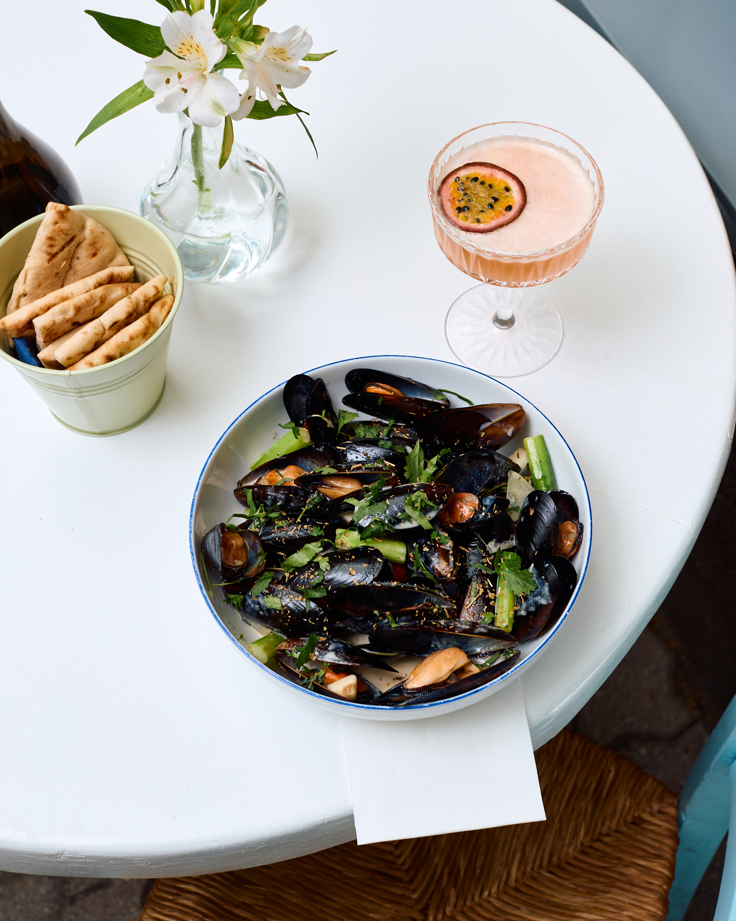 A może dziś macie ochotę na coś wyjątkowego?
Małże ze szparagami – danie spoza karty 🤍
Wpadły do nas na chwilę, ale robią wrażenie. Lubimy takie niespodzianki! A Wy?