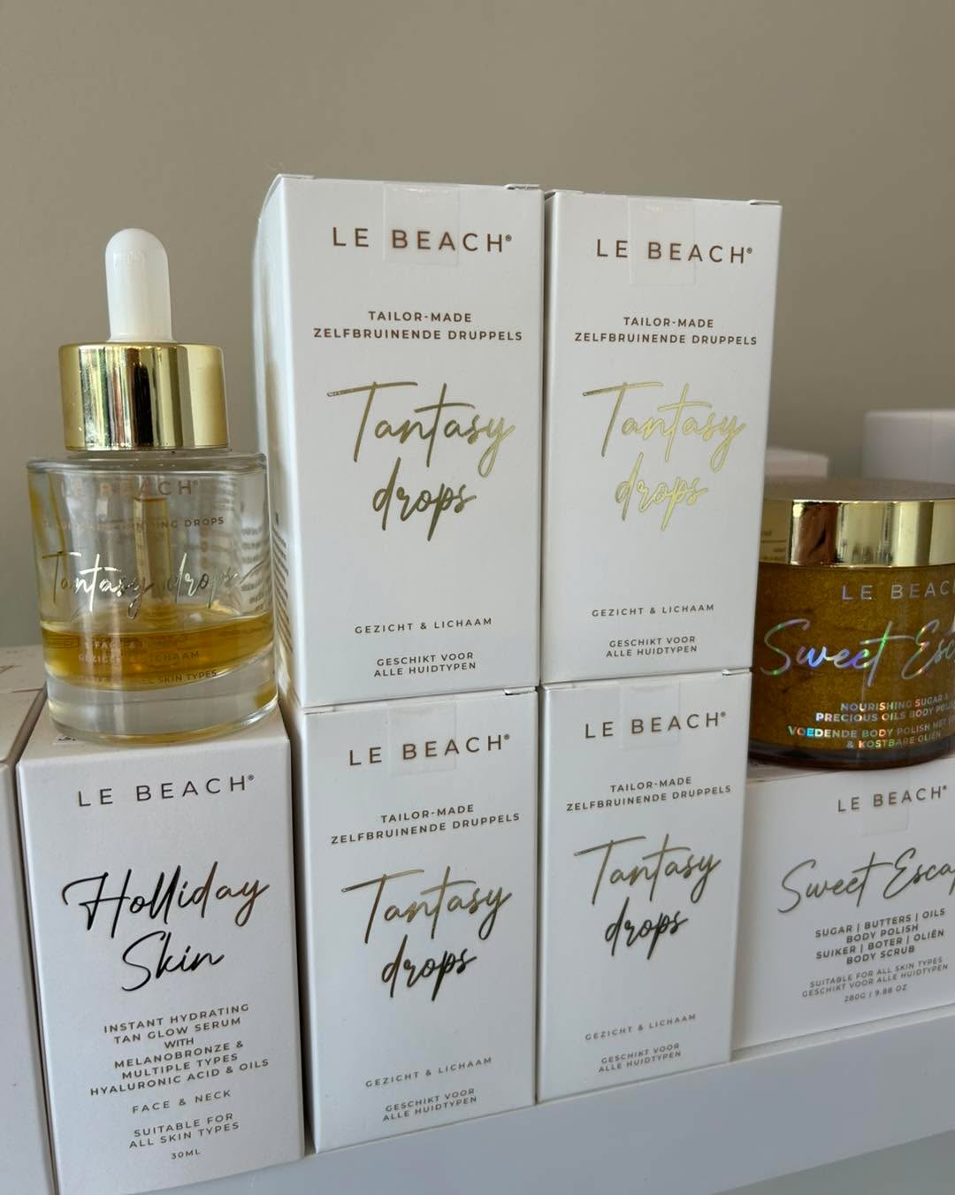 Ze zijn weer binnen de Tantasy drops van Le Beach! Ze vliegen de winkel alweer uit!
2 tot 4 drops door je dagcrème of 4 tot 8 drops door je bodylotion!
Ideaal nu de benen weer bloot kunnen!👌🏻
#schoonheidsssalonwilmameins #centrumveendam