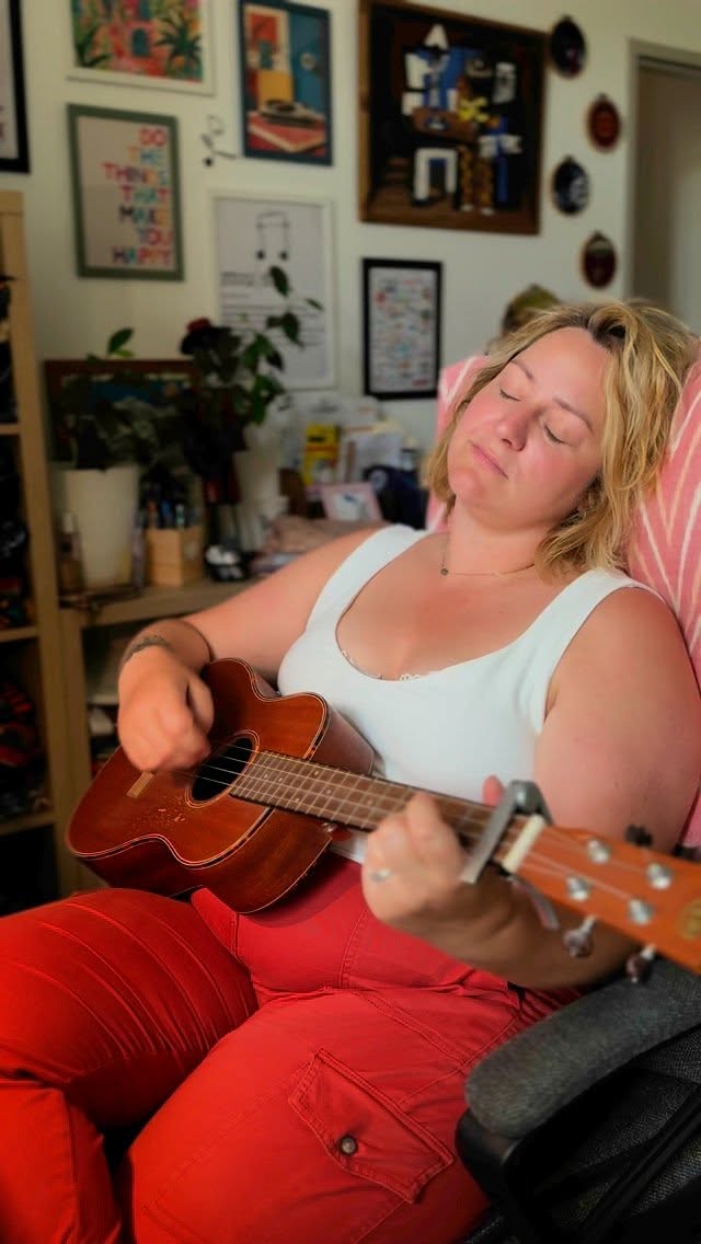 Qui n’aime pas cette chanson, franchement ?
On est tous fan de @franciscabrel.officiel, plus grand poète de la chanson française.
-
Un vendredi chill à la maison, à répéter une chanson d’amour pour un mariage à venir …
Et vous ? Quoi de prévu ce week-end ? ☀️
-
#chansonfrancaise #chanteuse #chanter #acoustique #ukulele #singer #chansondamour #lovesong #wedding #mariage #bridetobe #musique #music #acousticcover #acousticmusic #cover #musician #artiste #musicienne #ukulelecover #ukuleleplayer #shakira #franciscabrel #jelaimeamourir #amour #love