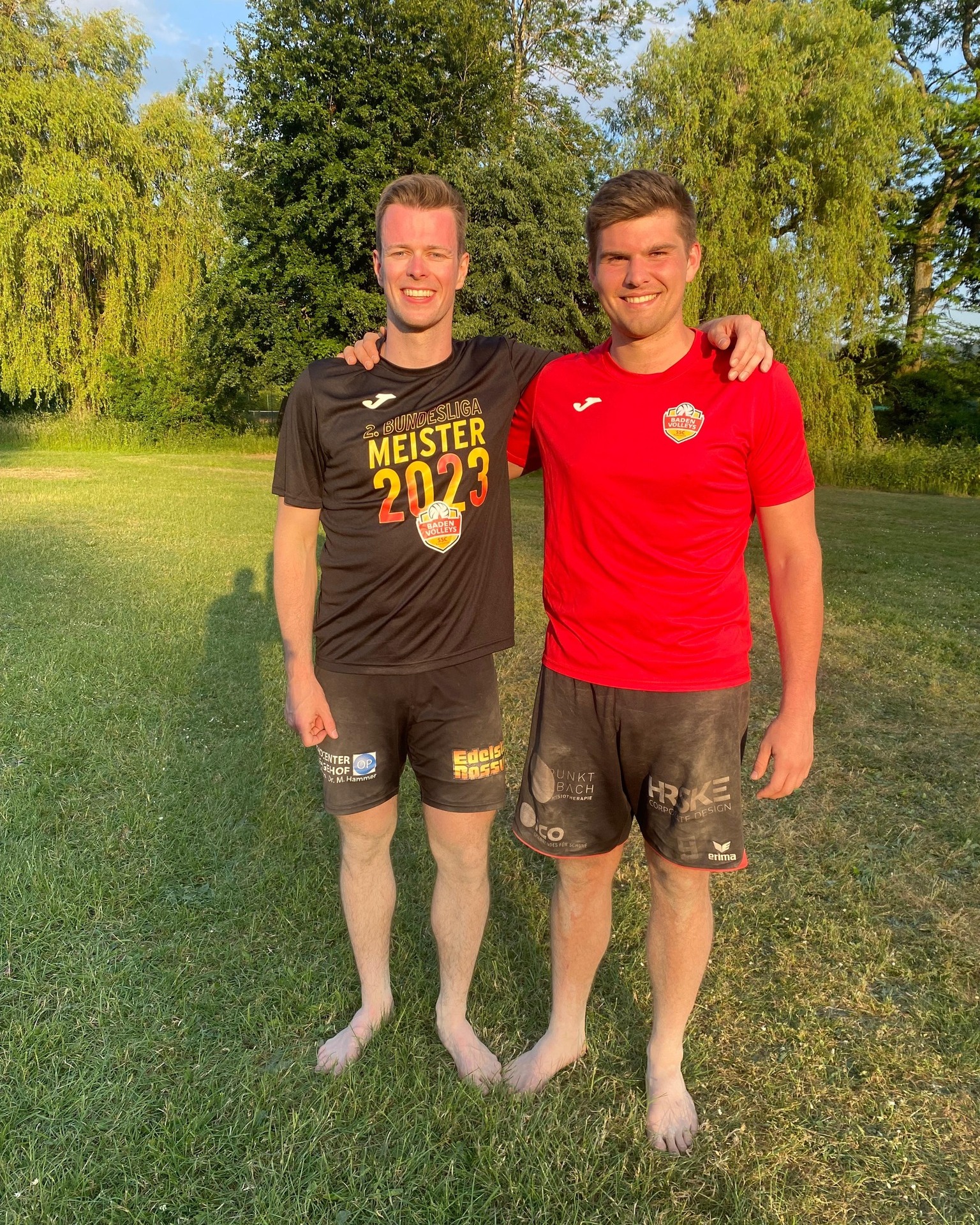 💬 „Mein Ehrgeiz verlässt mich nie – aber am wichtigsten ist es, Spaß zu haben!“
Felix Roos ist nicht nur ein Top-Spieler auf dem Court, sondern auch ein echtes Vorbild für junge Volleyballer:innen in der Region. 🏐❤️
Seine Tipps für den Nachwuchs?
👉 Je früher, desto besser
👉 Fokus, Disziplin & Einstellung
👉 Und ganz wichtig: Nie aufgeben, auch wenn andere besser sind!
#volleyballvorbild #nachwuchsförderung #playadegamundia #mentality #beachvolleyball