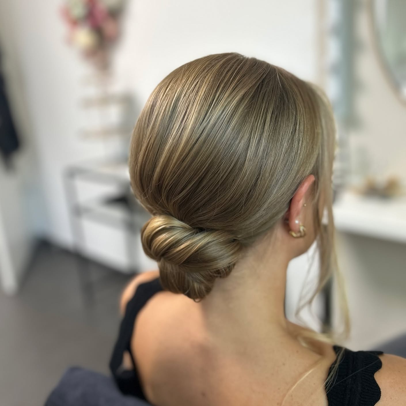 💫 Weniger ist manchmal mehr.
Ein schlichter Dutt – elegant, zeitlos, stilvoll.
Ganz ohne Schnickschnack. Und doch sagt er alles:
Selbstbewusst. Klar. Klassisch.
Ideal für Bräute, Standesamt, Business oder jede Frau, die mit Zurückhaltung glänzen will.
Denn wahre Eleganz braucht kein Drama.
🤍 Du suchst nach einem Look, der deine Persönlichkeit unterstreicht, ohne dich zu verkleiden?
Ich helfe dir, genau das zu finden – individuell & mit Feingefühl.
#DuttLiebe #EleganzOhneChichi #BridalLook #MinimalChic #Hochzeitsfrisur #CleanBeauty #SchlichteFrisur #BridalStyling #ModernBride #ZurückhaltendSchön