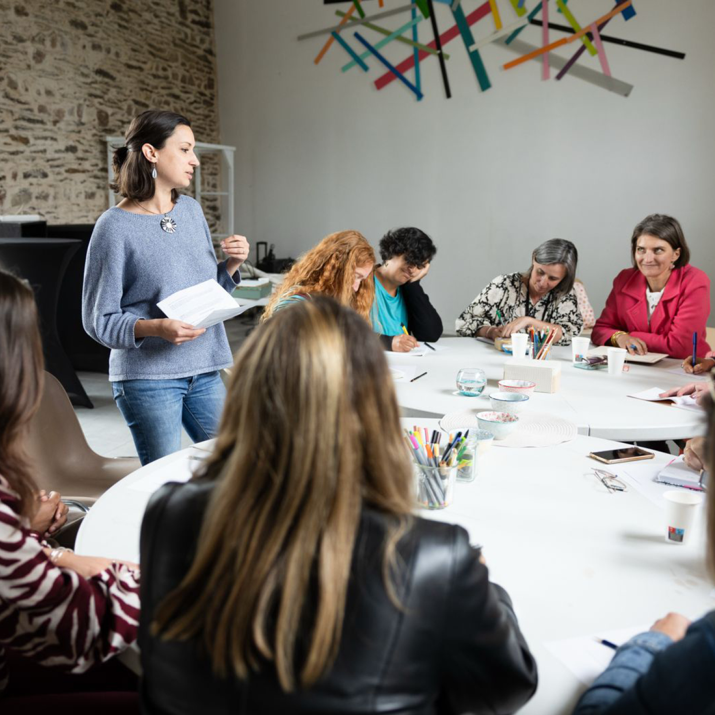 ✏️ Art-coaching pour entrepreneurs !
Le 3 juin dernier, j'ai eu le plaisir d'animer un atelier créatif lors de la journée "business et bien-être" organisé par le réseau Breizh Konnect.
🗺 13 entrepreneurs se sont laissés porter par mes mots, ont suivi leur intuition et ont retrouvé la bonne direction pour réaliser les projets qui leur tiennent à coeur !
Pour découvrir leur chemin unique, nous avons exploré le dessin aux graines 🌾 et les ponts narratifs 📖. Émerveillement et prises de conscience étaient au rendez-vous !
😌 Cet atelier créatif leur a permis de retrouver confiance en leur vision et d'atteindre plus sereinement leur objectifs.
Merci à François Béchard pour l'invitation et à Mickaël Boutin pour l'accueil dans le superbe @domaine.le5b à Plélan-Le-Grand 🙏
#artcoaching #arttherapies #artthérapie #arttherapeute #atelierbienetre #atelierbusiness #ateliercreatif #ateliercréatif #teambuilding #ınstaart #instabienetre #communicationvisuelle #vitrécommunauté #rennesmaville #plelanlegrand #le5b #entrepreneuriat #coachingbusiness
