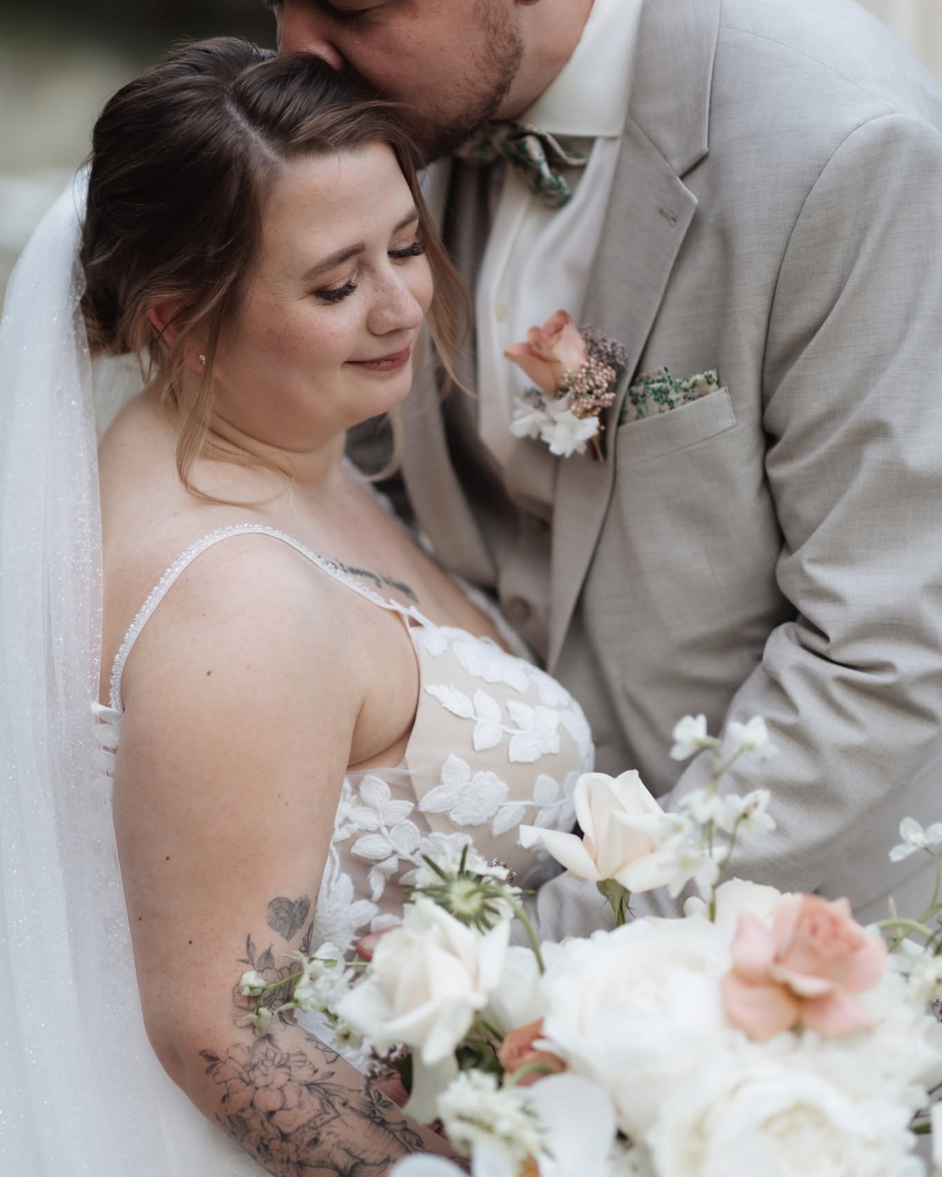 ✨ In meinem Element.
Ganz ruhig. Ganz bei ihr.
Der Moment, bevor der Tag beginnt – so kostbar.
Ich liebe es, Frauen an diesem besonderen Morgen begleiten zu dürfen.
Es geht nicht nur um Haare.
Es geht um Stimmung, Vertrauen und das Gefühl, sich genau richtig zu fühlen – ganz ohne Maske.
🤍 Bridal Styling – mit Feingefühl, Ruhe und viel Herz.
Für dich. Für deinen Tag.
#BridalStylist #Hochzeitsmorgen #GettingReady #Brautstyling #Brautfrisur #Hairstylistin #LeiseMomente #StilvollHeiraten #Brautlook #InAction #MitLiebeGestaltet