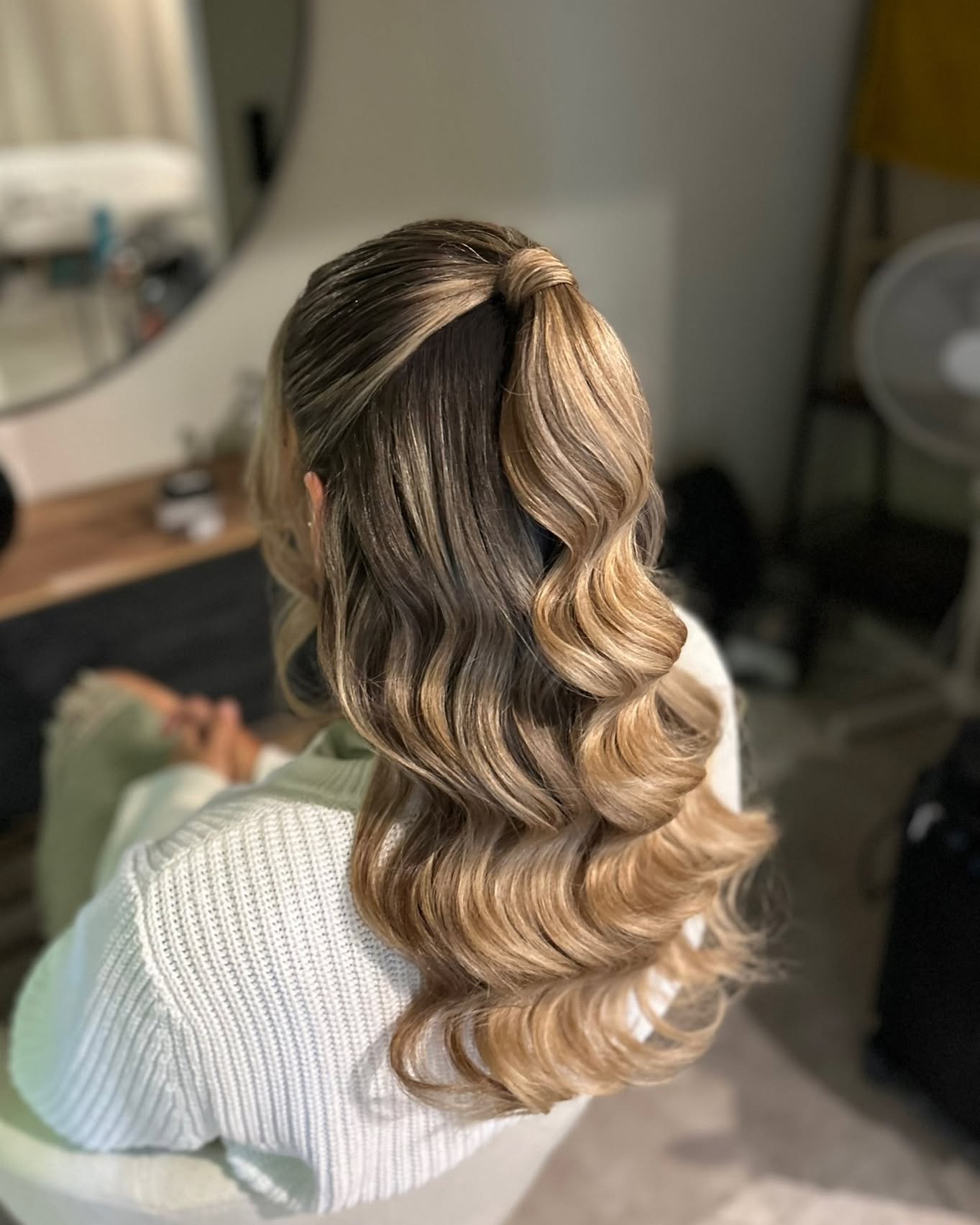 💫 Halboffen & stilvoll – mit Zopf am Oberkopf
Diese Frisur ist die perfekte Mischung aus lässig und elegant.
Der Oberkopf bekommt durch den Zopf Struktur und Höhe – während die Längen natürlich fallen dürfen.
Ideal für:
✨ Bräute, die es unkompliziert, aber besonders mögen
✨ Freie Trauungen im Grünen
✨ Sommerfeste mit Stil
Diese Variante bietet nicht nur Halt, sondern auch Leichtigkeit – und sieht aus jedem Winkel traumhaft aus.
📸 Sag mir gern, welcher Look zu dir passt – gemeinsam finden wir deine persönliche Wunschfrisur.
#HalboffeneFrisur #Brautfrisur #ModernRomantisch #ZopfAmOberkopf #Hochzeitsstyling #BridalLook #HairInspo #WeddingHairIdeas #NatürlichSchön #HairBy