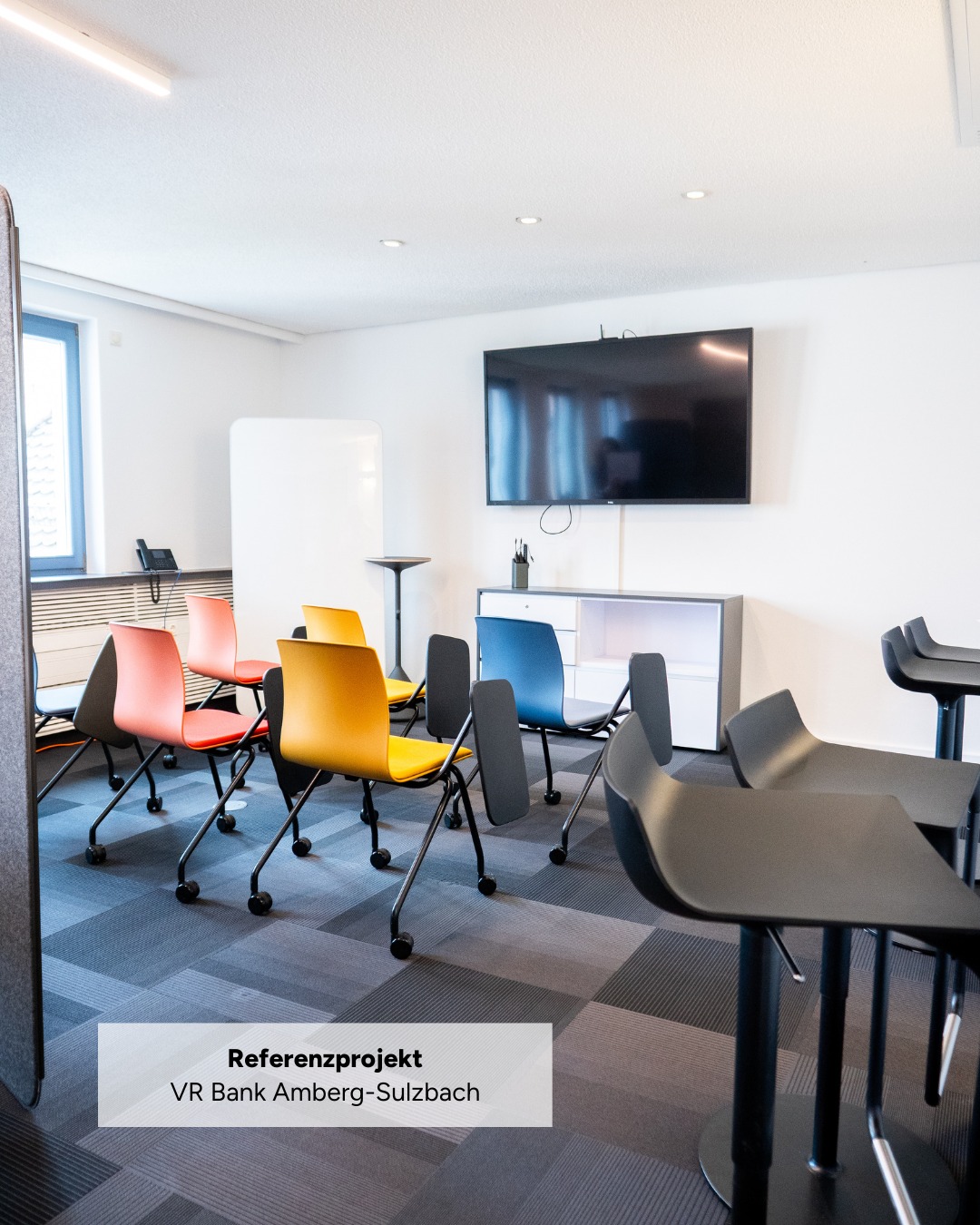 Neue Arbeitswelten für die VR Bank Amberg-Sulzbach eG ✨
Wir freuen uns, die neuen Räumlichkeiten von der ersten Idee bis zur finalen Umsetzung begleitet zu haben!
Ergonomische, höhenverstellbare Arbeitsplätze, flexible Konferenzbereiche mit Steelcase-Mobiliar, kreative Whiteboard-Lösungen und durchdachte Akustikelemente schaffen ideale Bedingungen für modernes Arbeiten und Lernen.
Vielen Dank an die VR-Bank für das Vertrauen und die tolle Zusammenarbeit! 💙
#Innenarchitektur #WorkspaceDesign #VRBank #Amberg #Oberpfalz #ModernOffice #Bürogestaltung #LoungeDesign #Büroeinrichtung #Arbeitswelten #Innenarchitektur #Büroplanung #Steelcase