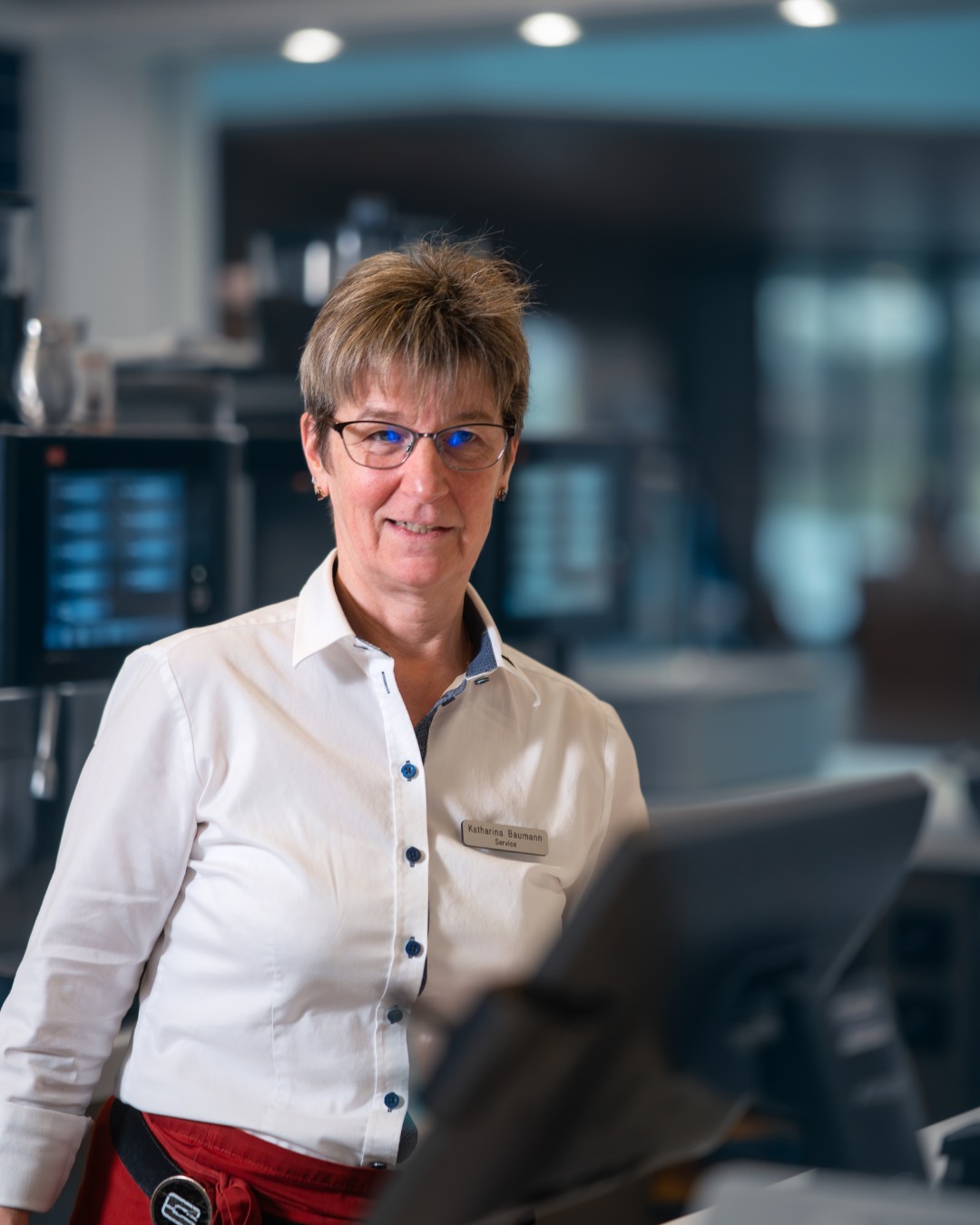 Ob Cappuccino, Kuchen oder ein nettes Wort – unsere Servicemitarbeitenden im #Mülikafi bringen’s mit Stil und einem Lächeln. 💁♀️💁♂️
➡️ Swipe dich durch und lern die Gesichter im #Mülikafi kennen!
#alterszentrum #oberemuehle #service #lächeln