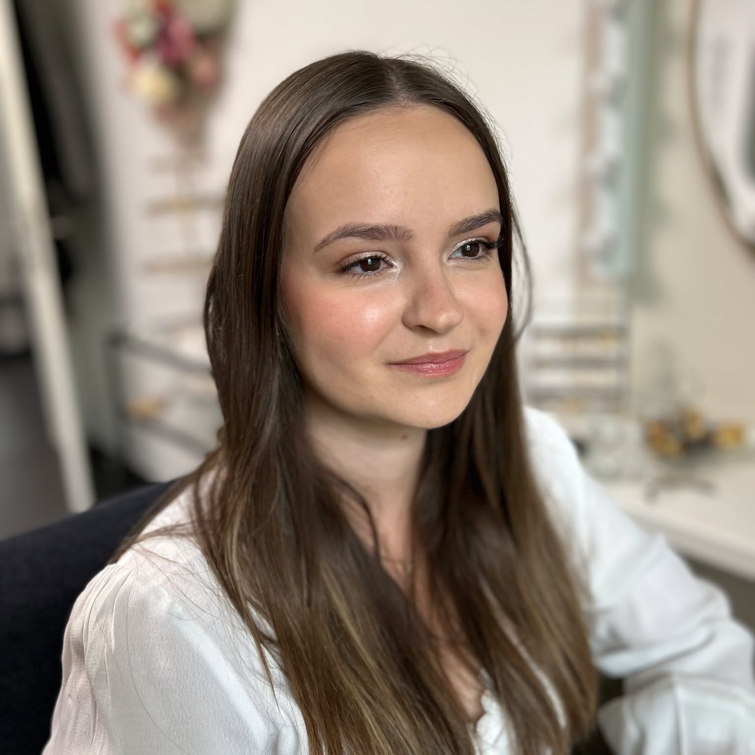 ✨ Vorher vs. Nachher – Was ein Styling bewirken kann! ✨
Manchmal braucht es nur die richtigen Hände, etwas Volumen und den perfekten Schwung, um den Unterschied zu spüren – und zu sehen!
🪄 Vom Alltagshaartag zum Wow-Auftritt – individuell, typgerecht und mit ganz viel Liebe zum Detail gestylt.
Du willst dich an deinem besonderen Tag rundum wohlfühlen? Dann lass uns gemeinsam deinen persönlichen Look finden.
📍Termin & Probestyling? Schreib mir gern eine Nachricht.
💌info@melinamakeupartist.com
#VorherNachher #Brautstyling #Hochzeitsfrisur #WeddingLook #PonytailGlow #MakeupAndHair #FeelYourself #StyledByAPro #GlamTransformation