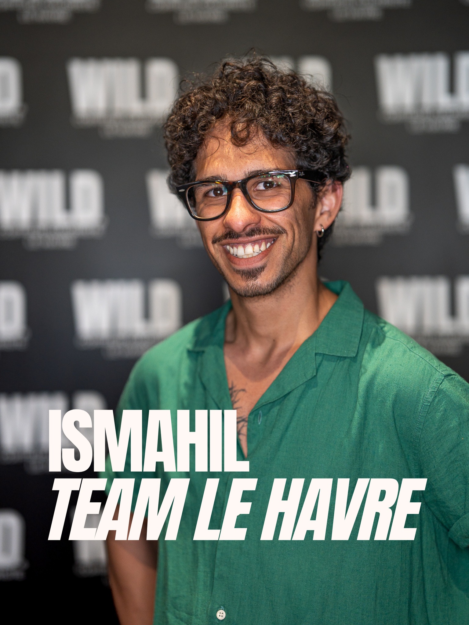 Et si on vous présentait Ismahil ? 🧑🏽🦱
Originaire d’Irak, Ismahil découvre la coiffure dès l’âge de 15 ans en apprenant seul à manier les ciseaux.
Un talent brut, nourri par un parcours de vie unique : avant d’arriver en France, il traverse l’Iran, la Turquie, la Grèce et l’Italie, enrichissant au passage sa vision du monde et son approche du métier.
Aujourd’hui, Ismahil parle pas moins de 7 langues (arabe littéraire, kurde, perse, turc, grec, anglais et français – rien que ça 🤯) et puise dans chaque culture traversée pour créer son propre univers artistique.
WILD lui a offert une stabilité et la possibilité de faire valider son savoir-faire en passant ses diplômes de coiffure.
Retrouvez-le au salon WILD du Havre pour un moment de partage, d’écoute… et de transformation ✂️
CM & 📸 : @agence.boujoubien
#wildcoiffeurcoloriste #team #lehavre #coiffeur #wildlehavre #coiffeurlehavre #parcoursinspirant #coiffeurpassionné #coiffeur #boujoucm