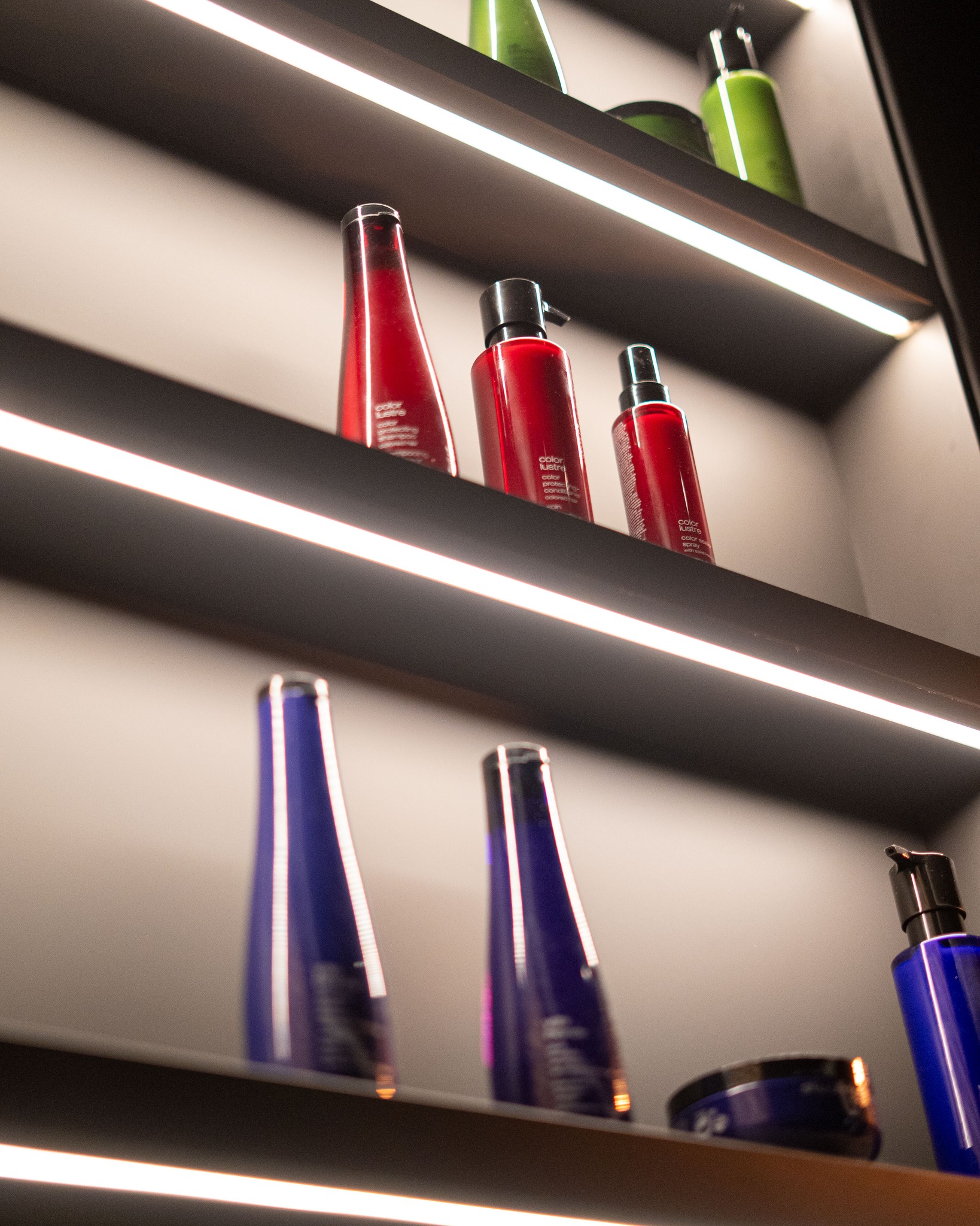 On vous partage 3 raisons de craquer pour la marque @shuuemura_artofhair ⤵
𝟭. L'excellence japonaise
Shu Uemura, c'est l'alliance parfaite entre tradition et innovation pour des produits de beauté d'exception.
𝟮. Des soins haut de gamme
Des formules uniques et des textures incroyables pour prendre soin de votre peau comme jamais.
𝟯. Le glamour accessible
Une marque de luxe à portée de main pour se sentir belle au quotidien.
Retrouvez les produits de la marque dans nos salons WILD ! 🖤
CM & 📸 : @agence.boujoubien
#wildcoiffeurcoloriste #coiffure #coiffeur #shampooing #soin #shuuemura #luxe #boujoucm