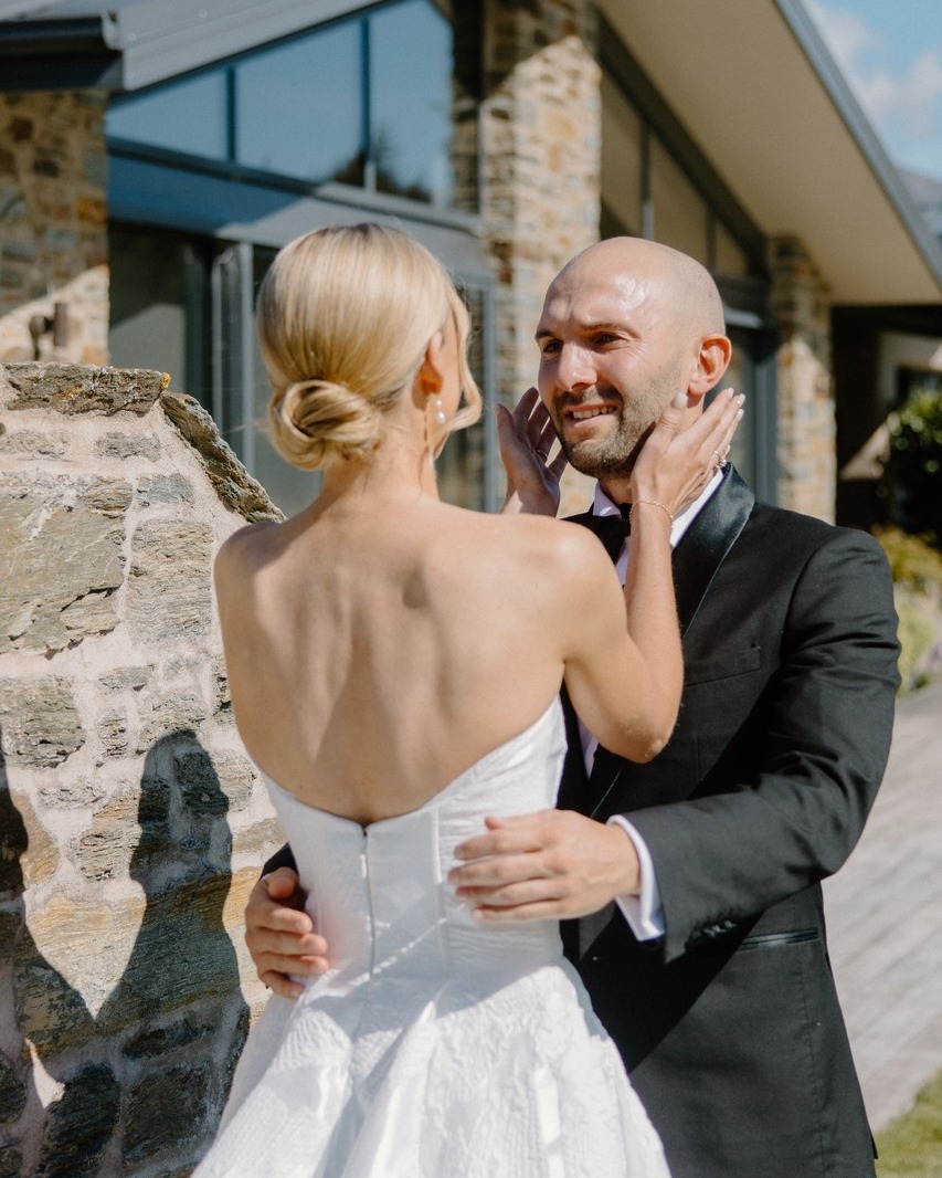 The first look, captured from both perspectives, is pure, heartwarming magic.
📸 @run_in_the_shadows