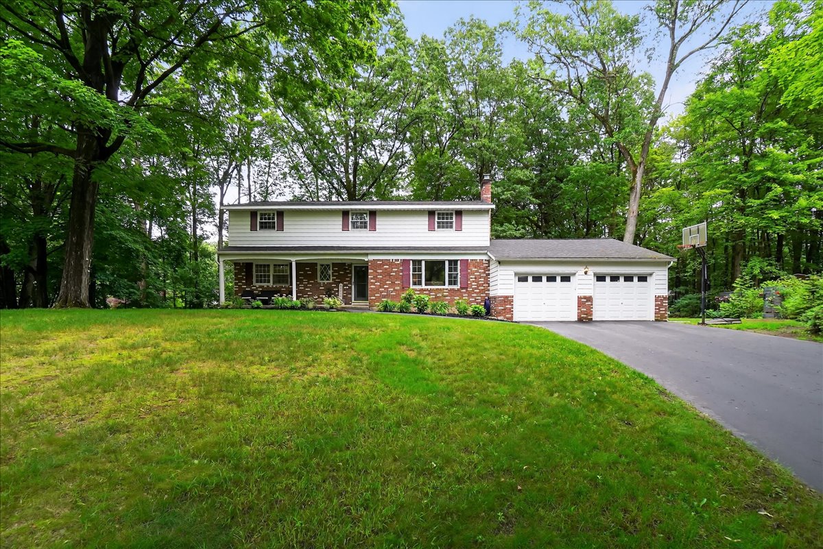 π 5 Pine Crest, Ballston Lake, NY 12019
Open house TODAY 6/29 hosted by Meghan Dickson from 1-3PM in the desirable Country Knolls neighborhood!
π²Price Improvement
π½οΈ Remodeled kitchen with quartz countertops
π§βπ³ Modern cabinetry, subway tile backsplash, stainless steel appliances
ποΈ 4 spacious bedrooms
π 2.5 updated bathrooms
π Generous walk-in closet
π Three-season porch perfect for morning coffee
π₯ Backyard firepit for cozy evenings
π³ Private backyard oasis
β¨ Meticulously maintained and move-in ready
π Just minutes from Exit 11
π A perfect blend of charm, comfort, and convenience
See you there!
Link in bio.
Listing by Victoria Romeo
Romeo Team Realty
518-788-8858
License #10491206585