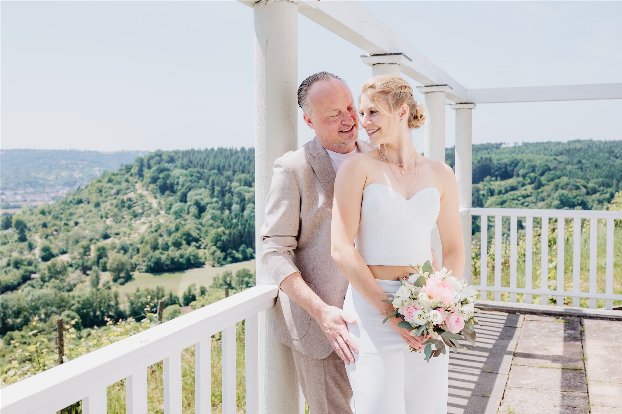 ✨ So klein. So intim. So echt. ✨
Und für mich: So besonders. 🤍
Der Grafenberg in Schorndorf ist mein absolutes Lieblings-Standesamt hier in der Umgebung.
Unter freiem Himmel auf dem Weinberg „Ja“ zu sagen – das ist einfach eine ganz besondere Atmosphäre. ✨
Und egal, ob ihr später noch eine große Feier plant, oder "nur" standesamtlich heiraten wollt – dieser Moment ist der Anfang von allem.
Der Tag, ab dem ihr ganz offiziell eine Familie seid.
Der Tag, den ihr im kleinen Kreis mit euren allerwichtigsten Menschen verbringt. 🥰
Und genau deshalb verdient auch die standesamtliche Trauung Bilder, die bleiben.
Weil es eben nicht nur der formelle Teil ist – sondern voller echter Gefühle, Nähe und besonderer Augenblicke. 🤍
Habt ihr Lust, eure standesamtliche Trauung oder euren ganz persönlichen Tag mit mir festzuhalten?
Schreibt mir gerne eine Nachricht – ich freue mich auf euch und eure Pläne! 💌