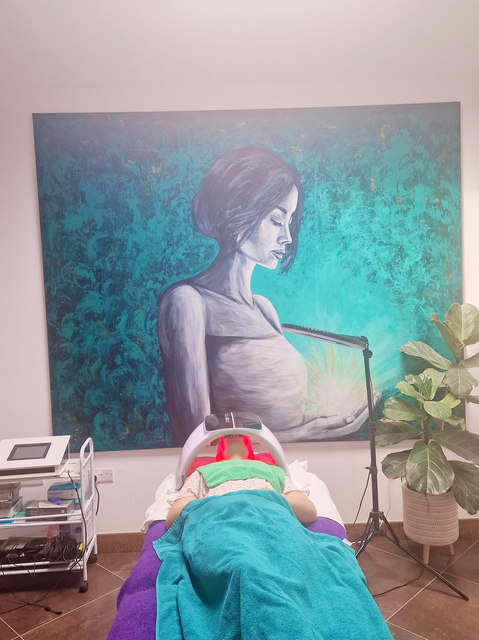 The end of summer🌼 has brought clients coming for a deep face cleaning and custom made facials that nourish and refresh the skin.
Today I had a client with a problematic skin with visible clogged pores and skin with signs of seborrhoeic dermatitis resulting in redness and imflammation.
These type of skins need gentle approach 😉
I used proffesional strength azelaic acid , ultrasound cavitation machine for gentle dead skin and sebum removal and Light therapy with red and blue light known for its antibacterial and healing properties.
THE RESULT : CALMED, CLEANED AND REFESHED SKIN 🤩💯💯
THROUGHOUT SEPTEMBER ALL CLEANING FACIALS GET 20 MIN FREE !LED LIGHT THERAPY.
#ledtherapy #ledtherapymask #cavitationtreatment #facecleaning