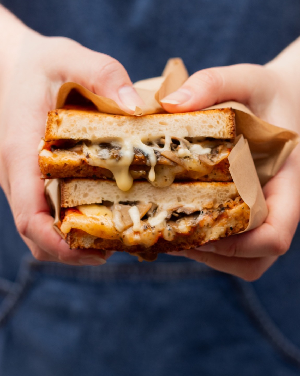 Sautéed mushrooms, mozzarella, smoked Applewood Cheddar, Mayo and a little Hot Stuff (to make things fun 😉)
💚 Or make it vegan 💚
Grab the Smoked Fungi for take away, click & collect or on Deliveroo 💸
