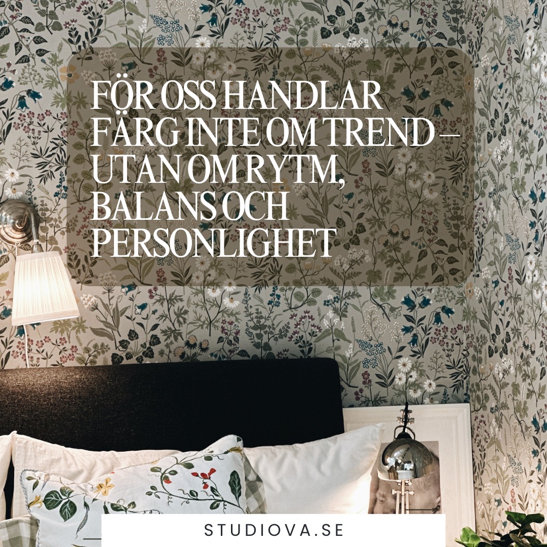 Färgval är sällan enkelt – men det behöver inte vara svårt.
I våra projekt är färg ofta det som väcker mest känslor. Inte bara för att det syns – utan för att det påverkar stämningen i hela rummet.
En vägg i dämpad sandton kan skapa lugn. En skarpt blå dörr kan väcka nyfikenhet. En djupt roströd kulör kan få ett helt rum att kännas varmare.
För oss handlar färg inte om trend – utan om rytm, balans och personlighet. Vi börjar alltid med känslan. Vad vill du att rummet ska säga när du kliver in?
Har du någon färg du längtar efter att våga använda hemma? 🌿
#inredning #färgval #kulörinspiration #interiordesign
#skandinaviskinredning #interiörtips #färgtrender2025
#interiorinspo #personliginredning #bostadsinspiration
#homedecor #colorpalette
#creativehome #inredningsinspiration