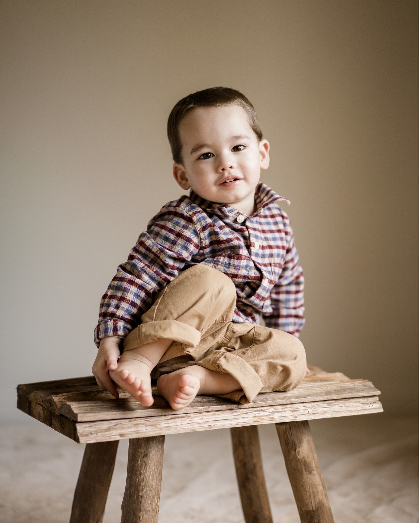 On me demande souvent :
"On peut venir à la séance grossesse avec notre enfant ?"
Évidemment que oui. Et c’est même une très belle idée.
Ce petit garçon est venu accompagner sa maman au studio,
et on a pris le temps de faire des photos rien qu’à lui.
Un moment tranquille, entre jeux, câlins et petits regards curieux…
Parce que même si bébé n’est pas encore là, lui, il est déjà grand frère.
Ici, tout le monde a sa place.
Et chaque séance grossesse peut aussi devenir une jolie parenthèse à vivre en famille.
Tu t’imagines ce moment seule, à deux, ou avec toute ta tribu ?
#seancegrossesse #photographefamille #photoengrossesse #bientotgrandfrere #charleneallardphotographe #studiofamille #grossesseenfamille #portraitenfant #photographefamille44