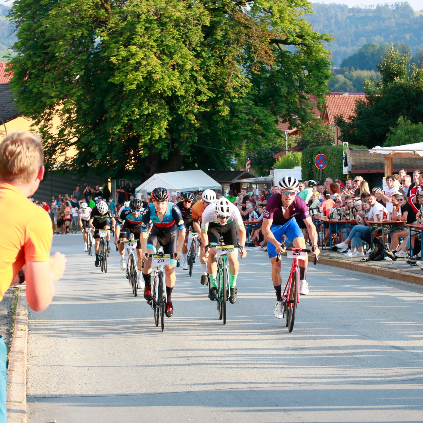 🚴♂️ RACE NIGHT – Sprint, Stimmung, Spektakel! 🌙🔥
Auch abends bleibt es rasant: Beim Rennrad-Bergsprint über 450 Meter durch das Dorf erwarten euch packende, explosive Sprints und echte Gänsehautmomente! 💥
💪 Team-Wertung & Einzel-Ausscheidungsrennen
🍻 Stimmung pur an der längsten Biertheke im Bayerischen Wald
🙌 Fans hautnah an der Strecke – Anfeuern ausdrücklich erwünscht!
🕕18:00 Uhr Teamvorstellungen und Vorstellung der Einzelstarter
⏰18:30 Uhr Start des ersten Prologs
📍 Dorfmitte Neureichenau
📅 19.07.25
Sei dabei, wenn sich Sport und Feierlaune zu einem unvergesslichen Abend vereinen!
#RaceNight #BergSprint #RadsportEvent #BayerischerWald #AnfeuernErwünscht #tagdessports #dreisesselgemeinde #quälspass #quälspassamdreisessel #dreisesselberg #dreisessel #spielspass #kidsrace #laufen #mtb #walken #bergrennen