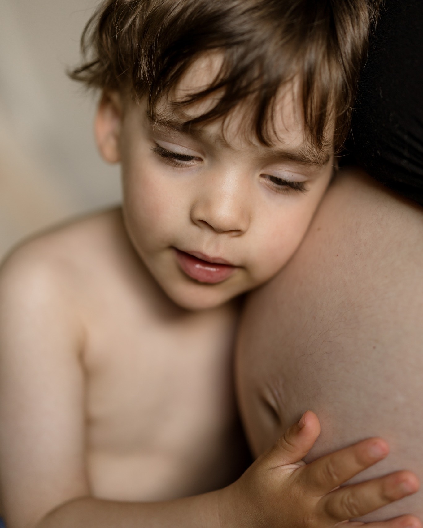 Il ne le voit pas encore.
Mais il le sent déjà.
Ce petit garçon est venu au studio avec ses parents pour une séance grossesse.
Il a posé sa tête, ses mains, ses mots sur ce ventre qui s’arrondit.
Comme un premier lien, tout doux, tout naturel.
Juste lui, déjà grand frère dans le cœur.
Et vous, vous aimeriez garder quel souvenir de ce moment à part ?
#grossesse #grandfrere #seancegrossesse #photographegrossesse #charleneallardphotographe #maternite #fratrie #studiofamille