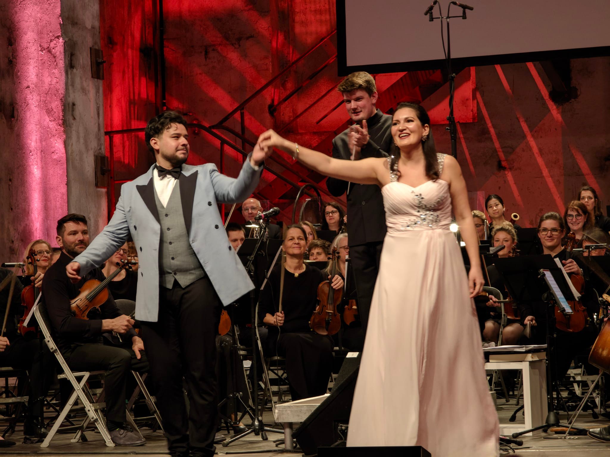 What a busy weekend! I had a charity concert in Meerbusch and then another two concerts with @klngkrft orchestra, which turned 50. So much fun! đ
.
.
.
.
.
.
.
.
#classicalconcert #jubilaÌum #orchestra #operasingers #classicalsingers #klangkraft #duisburg #concert #singersofinstagram #operasingersofinstagram #anniversary #operalovers #classic #soprano #tenor