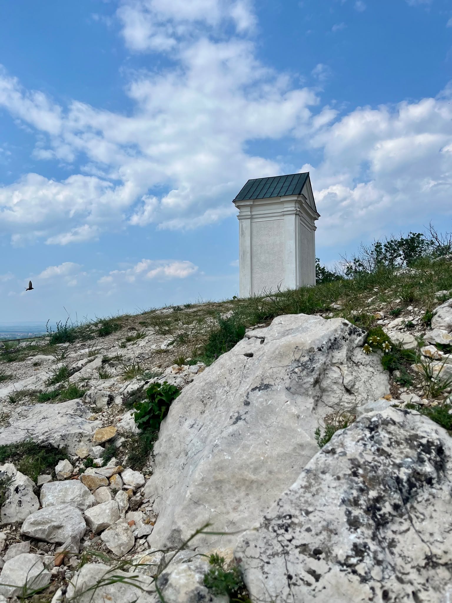 V letu. – (c) Václav Kříž #sebastianus #svatykopecek #svatykopecekmikulov #sebastian #stsebastian #mikulov #nikolsburg #morava #jiznimorava #südmähren #mähren #southmoravia #moravia #spring #jaro #frühling #zamekmikulov #schlossmikulov #sky #clouds @southmoravia @mestomikulov @farnostimikulovska