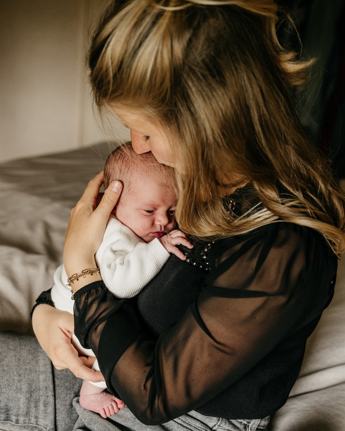 Wat was het mooi om dit gezin twee keer voor mijn lens te mogen hebben, eerst tijdens de zwangerschap en daarna bij de newbornshoot.
โ
Het blijft bijzonder om zoโn compleet verhaal vast te leggen: van de liefde voor een kindje dat nog onderweg is, tot die eerste momenten samen als gezin! ๐ค
---------
#newborn #newbornshoot #zwanger #zwangrschapsshoot #newlife #babygirl #lifestylefografie #gezinsfotografie #fotograaflimburg #fotograafroermond #lifestylefotograaf #newbornlove #36wekenzwanger #gwennfotografie