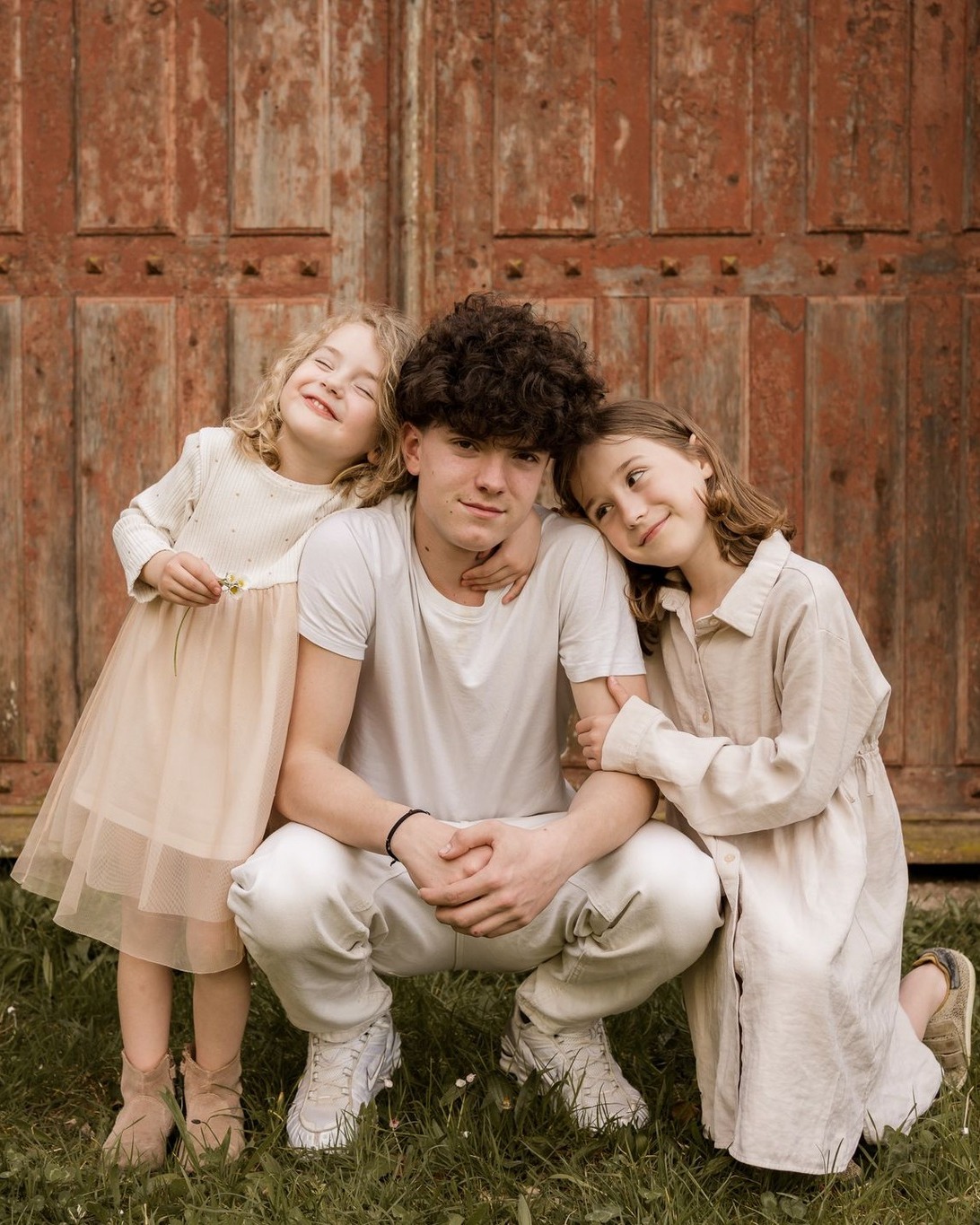 Trois personnalités, trois âges, trois rythmes.
Elle l’attrape par le bras, lui grimpe dessus, l’embrasse, rigole, recommence.
Sa sœur la suit. Lui soupire. Puis rigole aussi.
Deux tornades pleines de vie autour d’un grand frère un peu plus calme, un peu plus grand… mais pas insensible à leurs gestes.
On a ri, on a bougé, on a laissé faire. Et dans ce joyeux bazar, il y avait tout ce qu’on aime garder en photo : du vrai, du vivant, du lien.
Les photos de fratrie, on n’y pense pas toujours.
Et pourtant, elles racontent ce que c’est, grandir ensemble.
Et vous, c’est quand la dernière fois que vous avez eu une vraie photo de vos enfants réunis ?
#photofratrie #portraitenfant #photographefamillenantes #charleneallardphotographe #seancephotoenfant #photographieemotive #fratrieenaction #seancephotoenexterieur