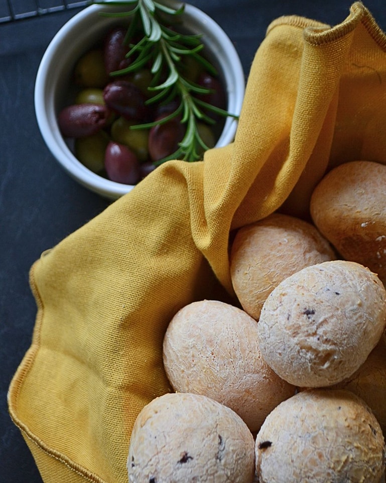 Ever tried olives in your cheese bread? Our olives Pão de Queijo is made with fresh olives—no nasties, just real flavour 🫒🧀
#glutenfree #pãodequeijo #freshlybaked #eumundimarkets #nonasties