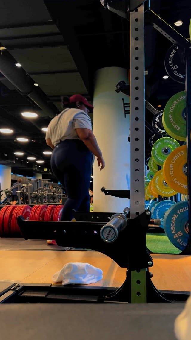 I finally made my way from the burbs back to my happy place for a good old fashion back day.
Workout Deets:
🦋 bent over row 4x8
🦋 chest supported db row 4x8-10
🦋 barbell curl 4x8-10
Not Filmed
🦋 lat pulldown 3x12
🦋kneeling face pull 4x8-10
#backday #plussizefitness #plussizeblogger #plussizeblog #plussizecontentcreator #gymgirlies #chicagoblog #chicagoblogger #blackgirlblogger #blackgirlswhoblog