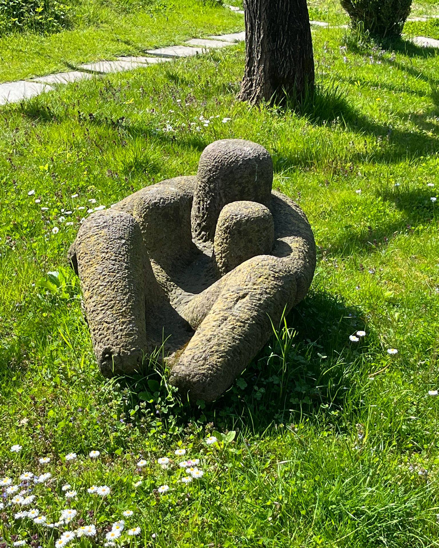 ✨ fort und fort träumen…
Im Garten des Kränzelhofs begegnen sich Kunst und Natur auf stille, eindringliche Weise.
Die Skulpturen von Michael Höllrigl fügen auseinander, was ganz scheint – und lassen uns das Menschsein neu empfinden.
📍Besuche die Jahresausstellung 2025 im Kränzelhof in Tscherms und lass dich berühren.
🗓 Noch bis 10. November.
#fortundfortträumen #MichaelHöllrigl #Jahresausstellung2025 #KunstImGarten #Kränzelhof #SüdtirolKultur #Skulpturenkunst #KunstUndNatur #KunstErleben #Lana #Tscherms #KunstinSüdtirol