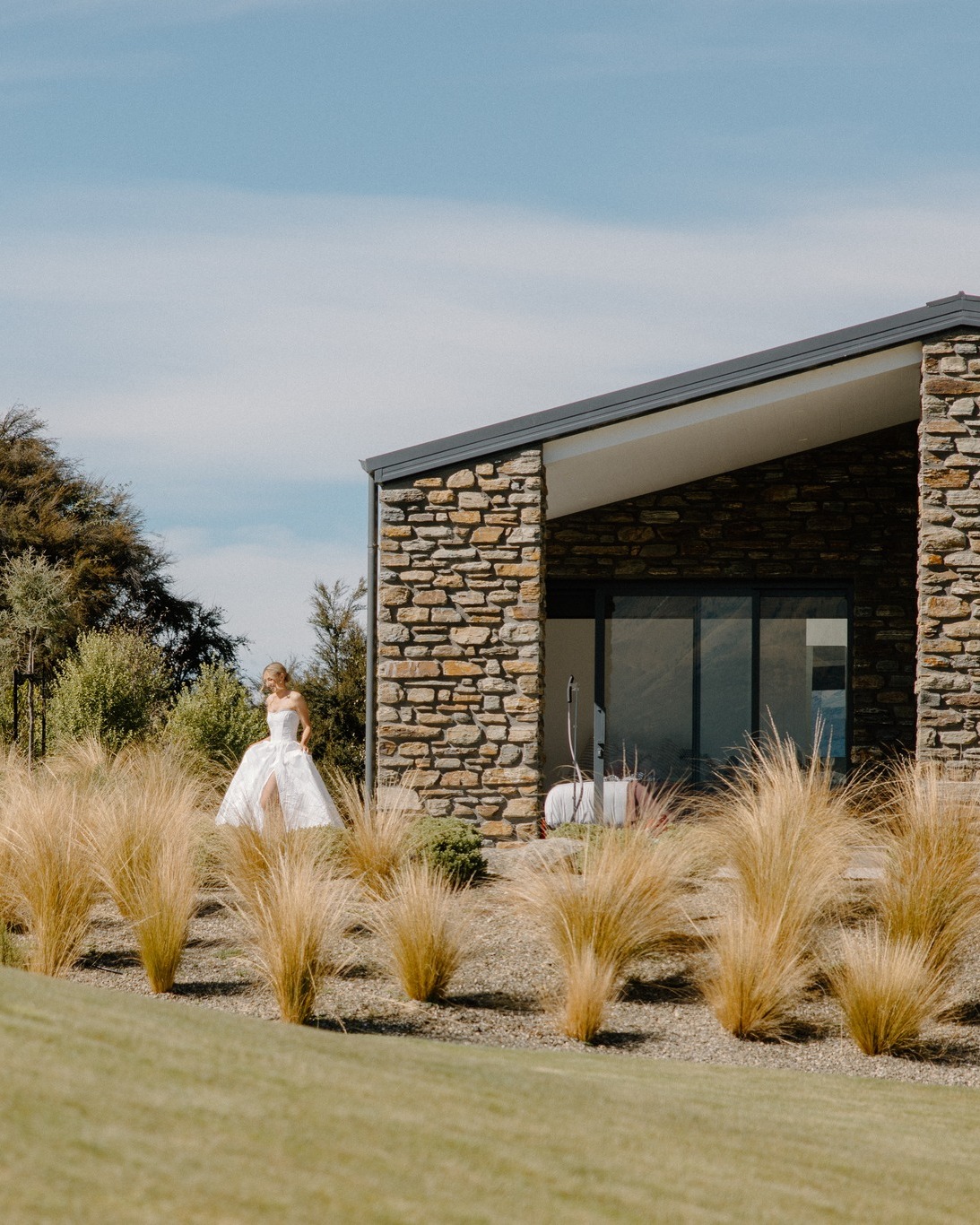 Let Kowhai Cottage be your chill-out zone, where you can prep with ease and start your wedding day relaxed and ready.
📸 @run_in_the_shadows