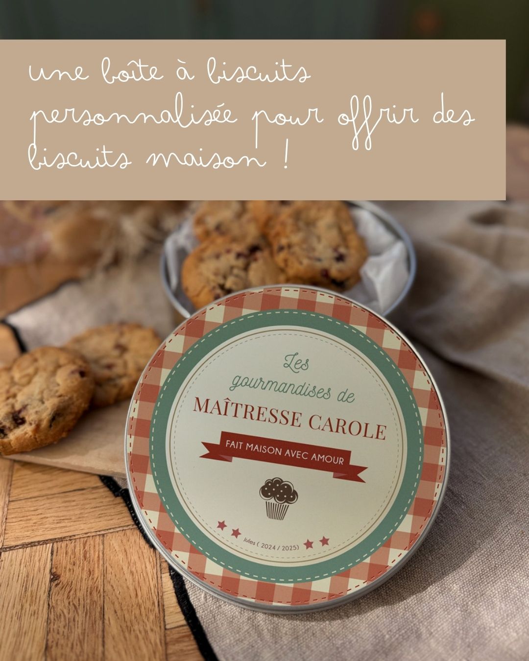 🎁 Mission cadeaux de fin d’année : activée !
Maîtresse au top, ATSEM en or, nounou d’amour, animateur trop sympa…
Ils ont accompagné nos minis toute l’année (et survécu aux crises de chaussons et aux goûters explosifs 🍌💥).
Alors forcément, on a envie de leur dire un grand MERCI ❤️
Et quoi de mieux qu’un petit cadeau utile, mignon et personnalisé pour marquer le coup ?
💡 Ici, on a préparé une sélection pleine de bonne humeur, de jolis messages et de clins d’œil rigolos :
des accessoires du quotidien, des petits objets qui font sourire, et plein d’idées pour gâter sans se ruiner !
🎯 Format mini budget, maxi cœur 💛
🎨 Tout est personnalisable avec le prénom de l’enfant, un mot doux, un jeu de mot rigolo… bref, le cadeau parfait existe. Et tu es à deux clics de le trouver 👇
✨ Swipe pour découvrir des idées cadeaux qui font vraiment plaisir ❤✨ #cadeaumaitressepersonnalisé #cadeaupersonnalisé #maitresse #mamanheureuse #creatricetoulousaine #idéecadeau #luzetnina