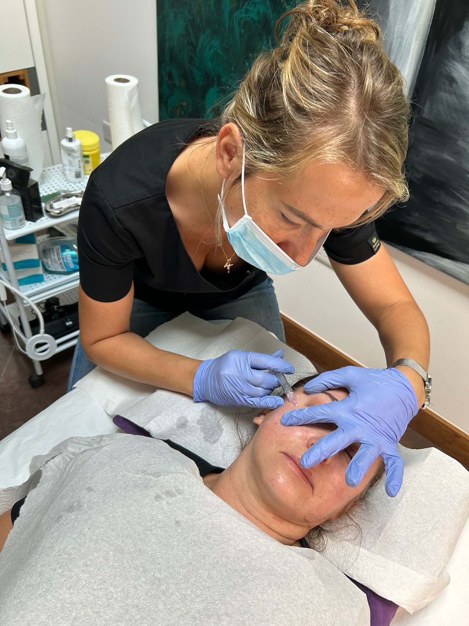Under eye mesotherapy . 👀
I only choose safe and CE marked products for this delicate area based on client main concern.
Bad condition often means client suffers from underlying health problems.
Amber acid is used for draining effect and dark circels.
#hyalual
#eyetreatment