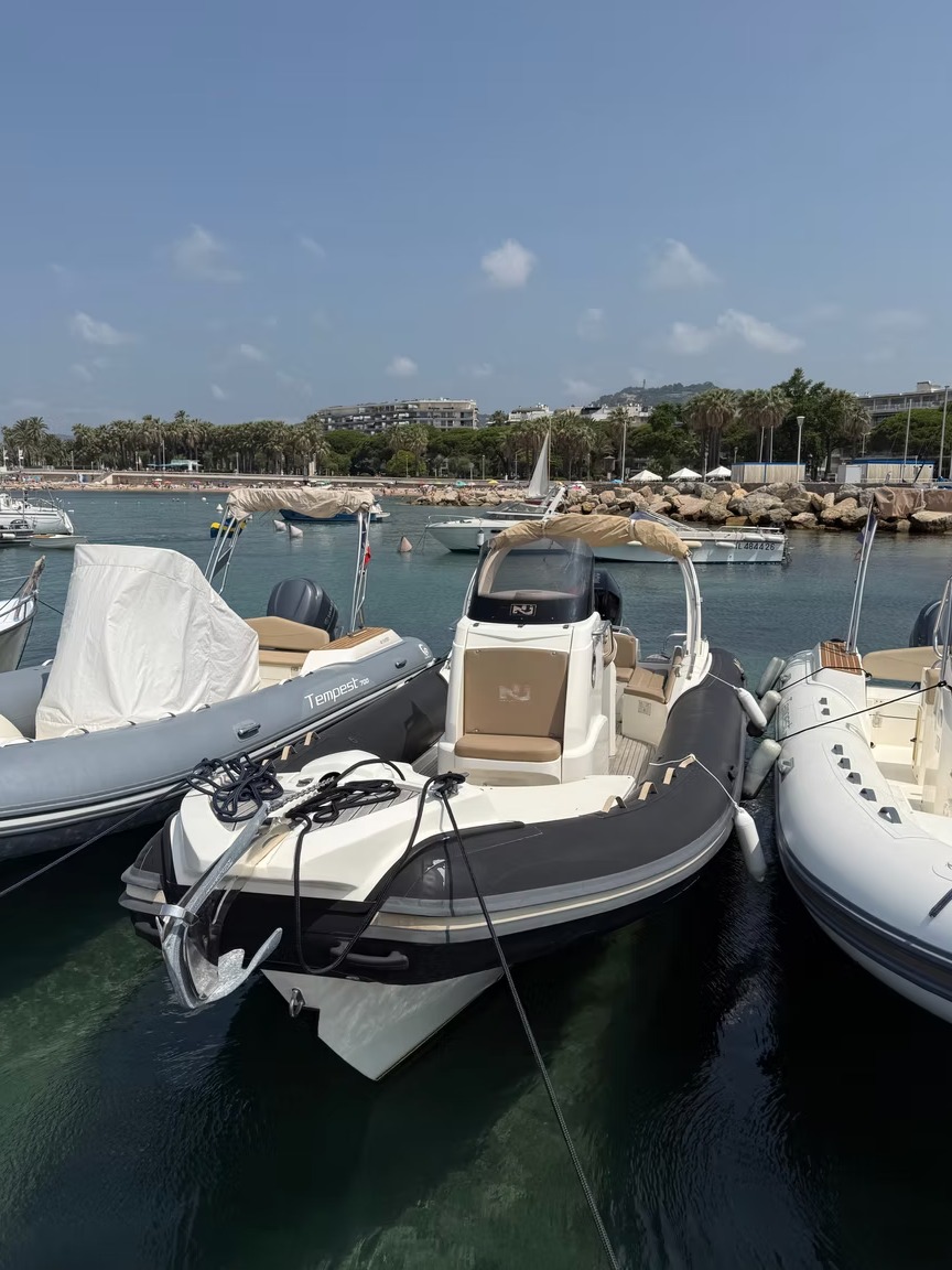 🚤 NOUVEAUTÉ DISPONIBLE !
Découvrez le Nuova Jolly Prince 27 sur notre site 🌊
Un semi-rigide d'exception, design italien, confort haut de gamme et performance au rendez-vous.
👉 Parfait pour vos sorties en mer, sportives ou détente.
📍 À découvrir chez Sacha Boat Services
📲 Infos & photos ici : sachaboatservices.com/nuova-jolly-prince-27
#NuovaJolly #Prince27 #SemiRigide #Bateau #Plaisance #SachaBoatServices #Mediterranee #Yachting #BoatLife