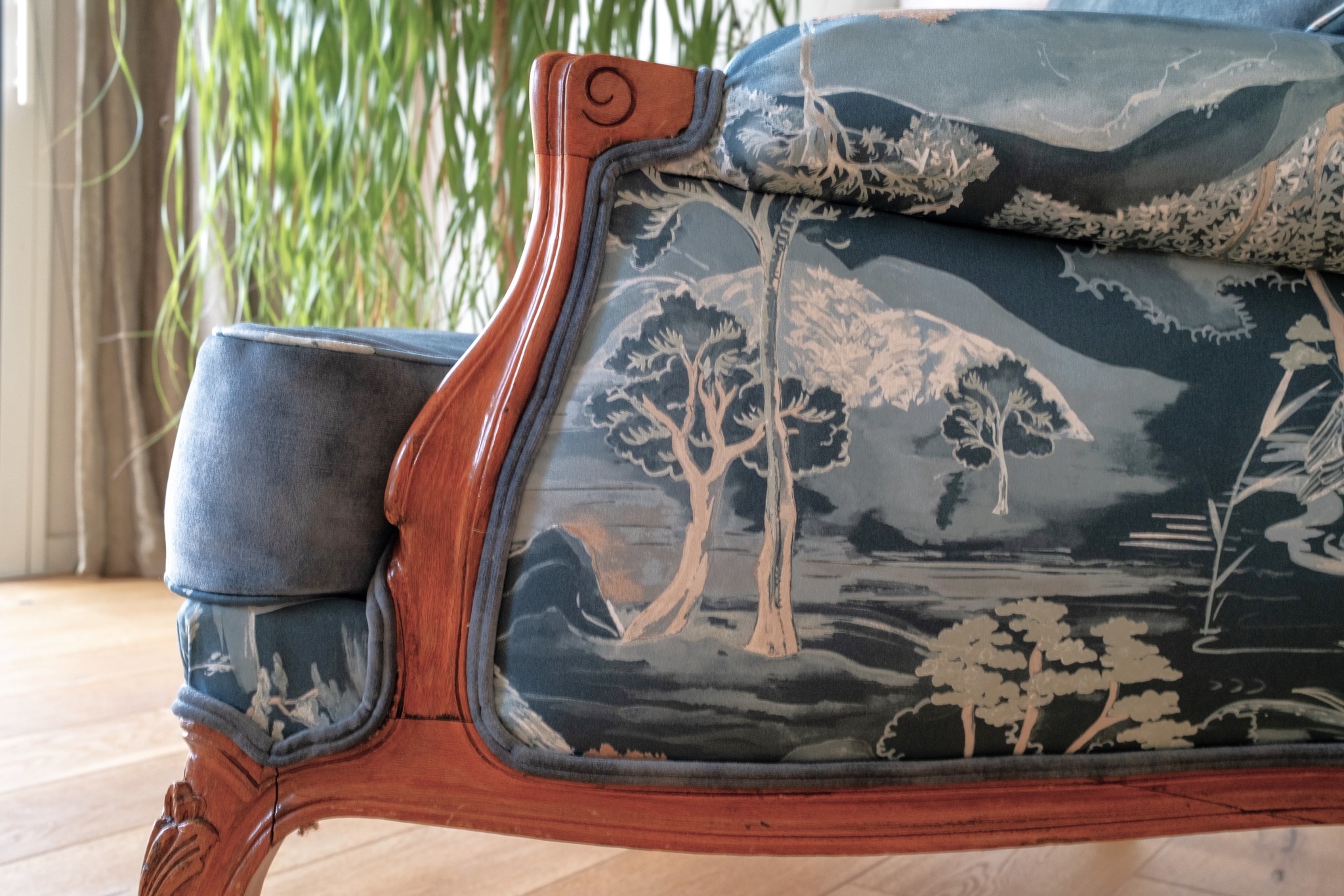 Taillé en transparence ou en nuage, le pin Matsu revêt une grâce particulière. Sa silhouette épurée rejoint l’esprit des grands maîtres de l’estampe et des poètes de l’haïku, évoquant en peu de traits et peu de mots l’évanescence des choses.
Le même dessin est apposé par impression digitale sur deux bases différentes. Son graphisme délicat, sa finesse de trait et son sens du détail s’accorderont aussi bien au lumineux satin de coton qu’à l’élégance naturelle du lin.
Par la douceur des teintes et l’effet aquarellé, il émane une atmosphère de parfaite quiétude.
Re-garnissage total pour cette bergère, coussin façonné dans une mousse Bultex , tissus de chez Casamance
#tissusjaponais
#tapisserie #ameublement #upholstery #artisanat #metierdart #decoration #fauteuil #madeinbreizh #lamutineauxpiedsnus
#lamutineauxpiedsnus
#decorationinterieur
#decoration
#architectureinterieur
#tissus
#textildesign