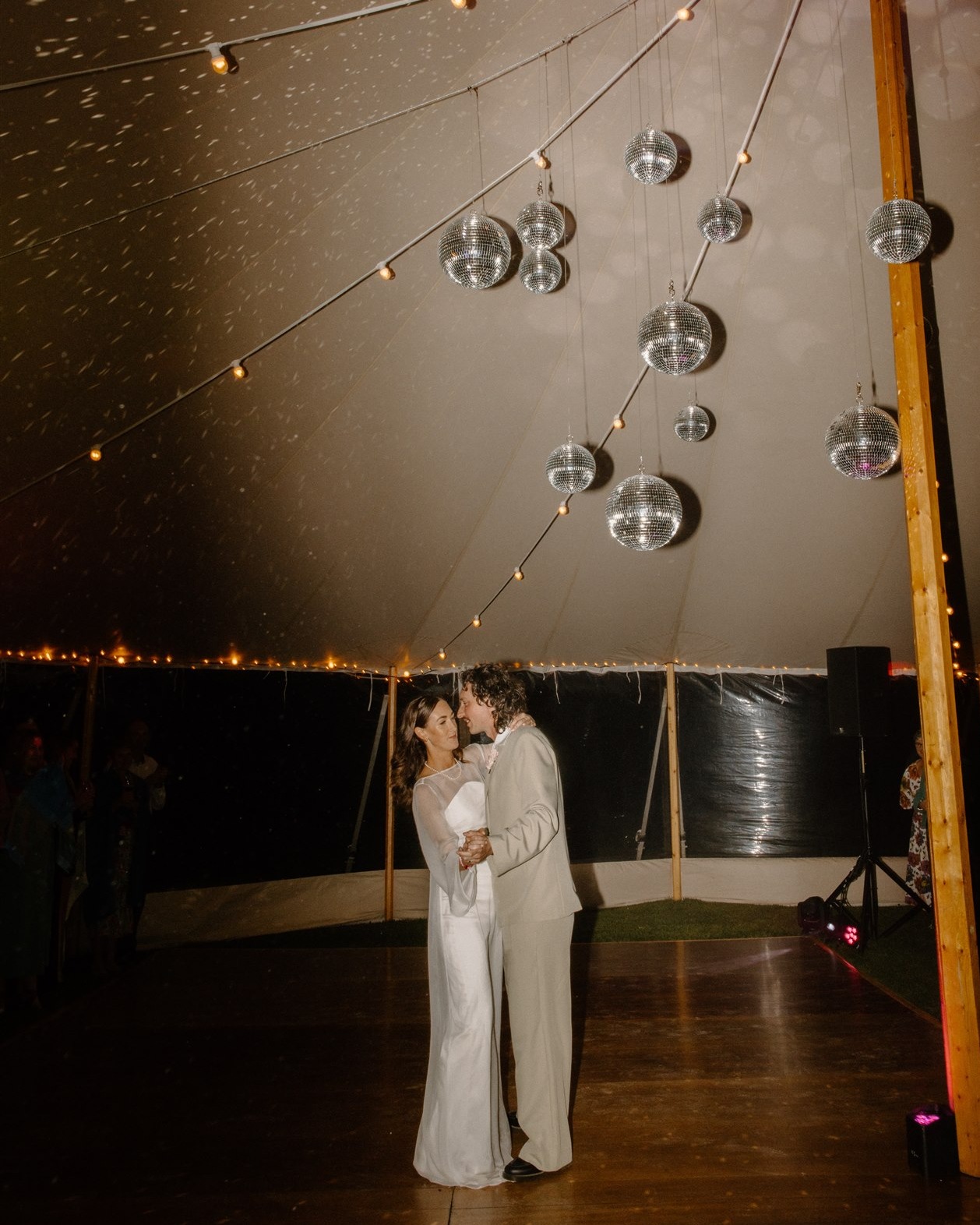 Your first dance as a married couple? Priceless.
📸 @run_in_the_shadows