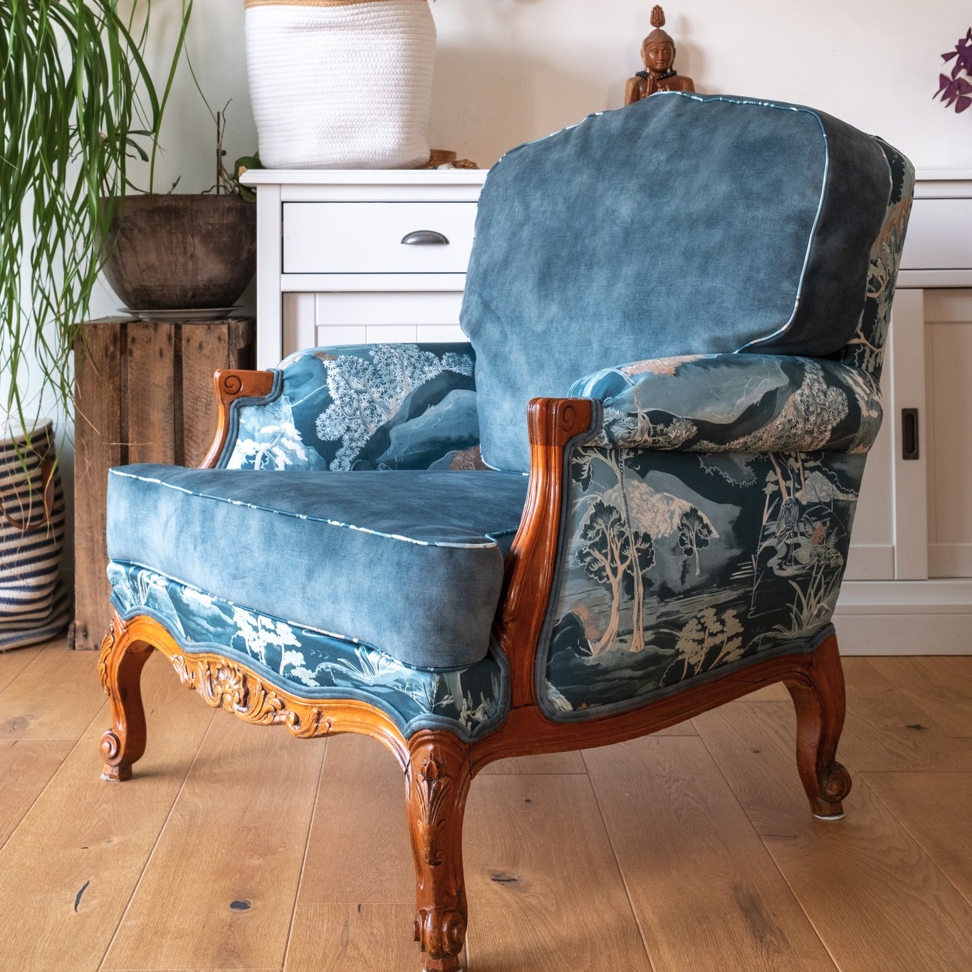 Taillé en transparence ou en nuage, le pin Matsu revêt une grâce particulière. Sa silhouette épurée rejoint l’esprit des grands maîtres de l’estampe et des poètes de l’haïku, évoquant en peu de traits et peu de mots l’évanescence des choses.
Le même dessin est apposé par impression digitale sur deux bases différentes. Son graphisme délicat, sa finesse de trait et son sens du détail s’accorderont aussi bien au lumineux satin de coton qu’à l’élégance naturelle du lin.
Par la douceur des teintes et l’effet aquarellé, il émane une atmosphère de parfaite quiétude.
Re-garnissage total pour cette bergère, coussin façonné dans une mousse Bultex , tissus de chez Casamance
#tissusjaponais
#tapisserie #ameublement #upholstery #artisanat #metierdart #decoration #fauteuil #madeinbreizh #lamutineauxpiedsnus
#lamutineauxpiedsnus
#decorationinterieur
#decoration
#architectureinterieur
#tissus
#textildesign