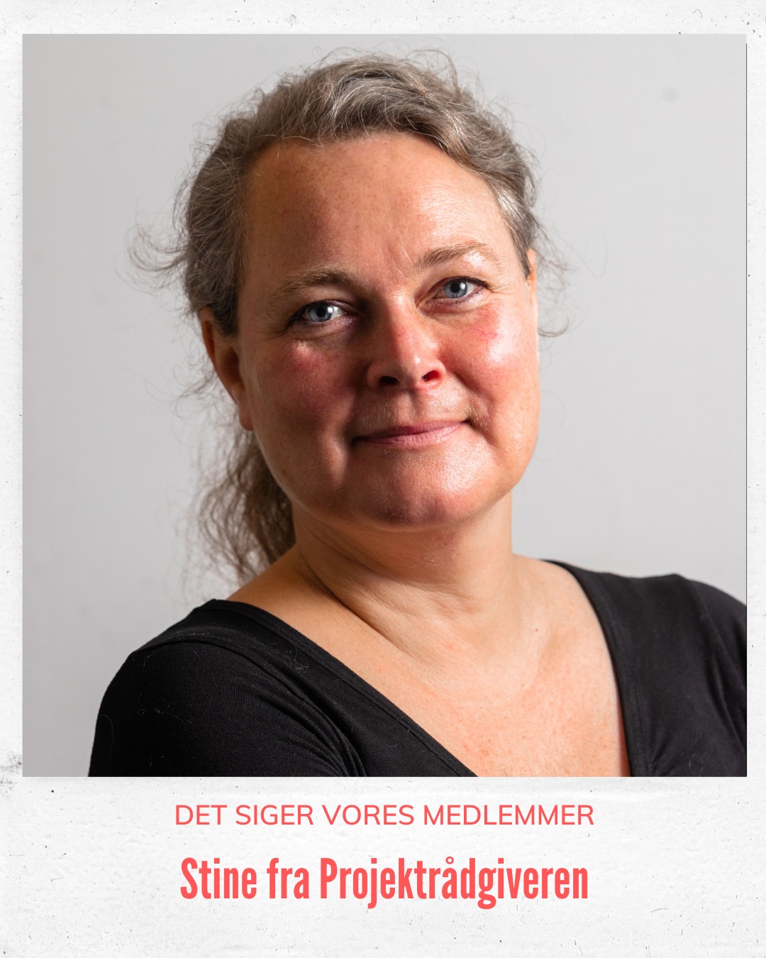 Hvad siger medlemmerne?"
Mød Stine @projektraadgiveren.dk , som bruger Work2gether som base for sit selvstændige arbejdsliv – og elsker både friheden og fællesskabet.
Stine Skøtt Thomsen – Projektrådgiveren
Selvstændig siden 01.03.2020
▪️Hvorfor har du valgt at være en del af Work2gether?
Rammerne styrker ens opfattelse af sig selv som selvstændig. Man ranker ryggen, når man kommer herind – dels fordi her er lækkert, men også fordi "nu tager man på arbejde" frem for at sidde derhjemme. Som selvstændig er man jo selv ansvarlig for at skabe et godt arbejdsmiljø.
Jeg fik en utrolig god modtagelse den første dag, jeg kom for at se huset – og så er der bare en lækkerhed over stedet.
Det var en økonomisk satsning at leje et kontor, da jeg lige var gået selvstændig, men jeg var overbevist om, at det ville være med til at strukturere min arbejdsdag. Det var/er dejligt at kunne invitere mine kunder og samarbejdspartnere ind i ordentlige og professionelle rammer i stedet for at skulle mødes på en café eller hjemme i min stue.
I løbet af de første 2-3 uger havde jeg allerede fået mine to første kunder i butikken.
▪️Hvordan vil du beskrive atmosfæren i Work2gether?
Åben og imødekommende. Der er en grundlæggende nysgerrighed på hinanden – og respekt for hinanden.
Jeg sætter meget pris på de initiativer, der er i huset; både faglige oplæg og videndeling, men også sociale arrangementer.
▪️Hvad er det bedste ved at være en del af Work2gether?
At der både er plads til at være sammen i arbejdscaféen og de åbne kontormiljøer – men at der samtidig er respekt for, at jeg kan lukke døren til mit eget kontor, hvor jeg kan arbejde i ro og fred.
▪️Hvad er det vigtigste for dig i din hverdag som selvstændig?
Frihed! Friheden til at kunne strukturere egen tid og måden at arbejde på. Følge min nysgerrighed.
▪️Hvad er dit bedste råd til andre selvstændige?
Vær bevidst om, hvordan det gode arbejdsliv ser ud for dig – og skab rammerne for, at du trives i det.