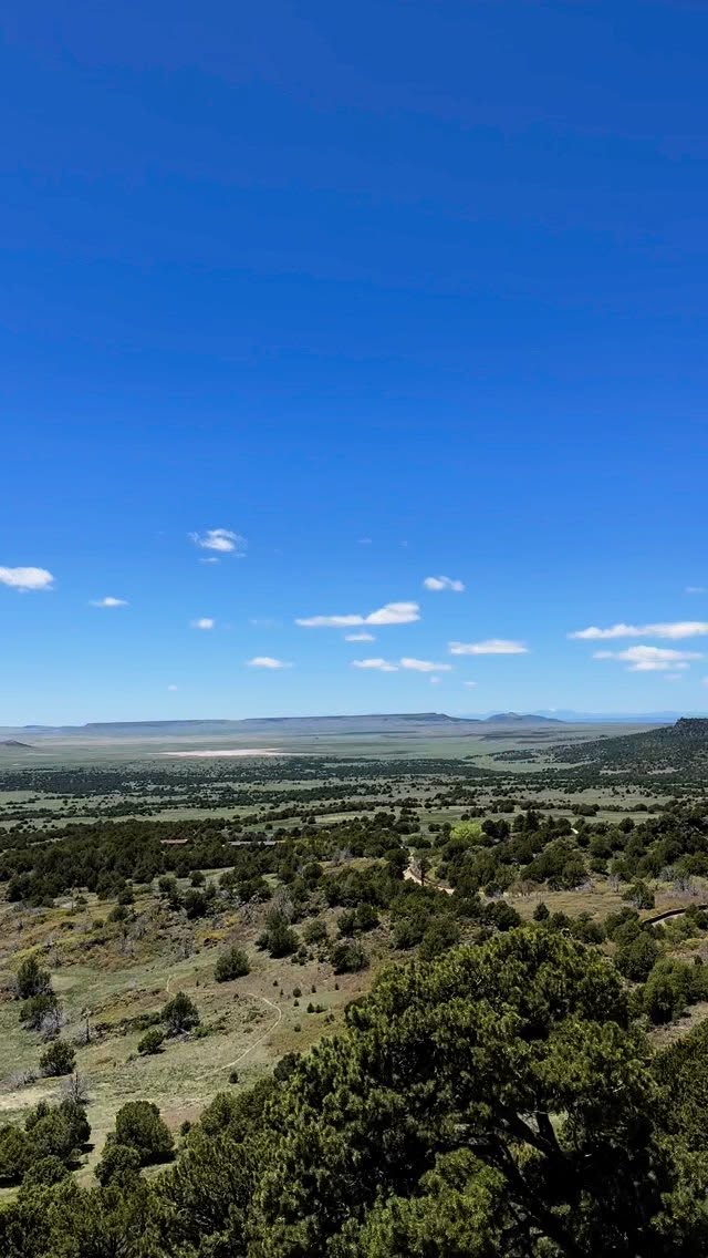 Hike an extinct cinder cone volcano with me and my family!
Our first stop outside of Texas was at @capulinvolcanonps in New Mexico! Caplin Volcano last erupted during the Ice Age and it isn’t expected to erupt again. We hiked around the rim of the volcano and even walked into the crater. The park has several hiking trails and with incredible views of New Mexico (you can see the mountains in the distance)!
.
.
.
#NewMexicoTrue #VisitTheUSA