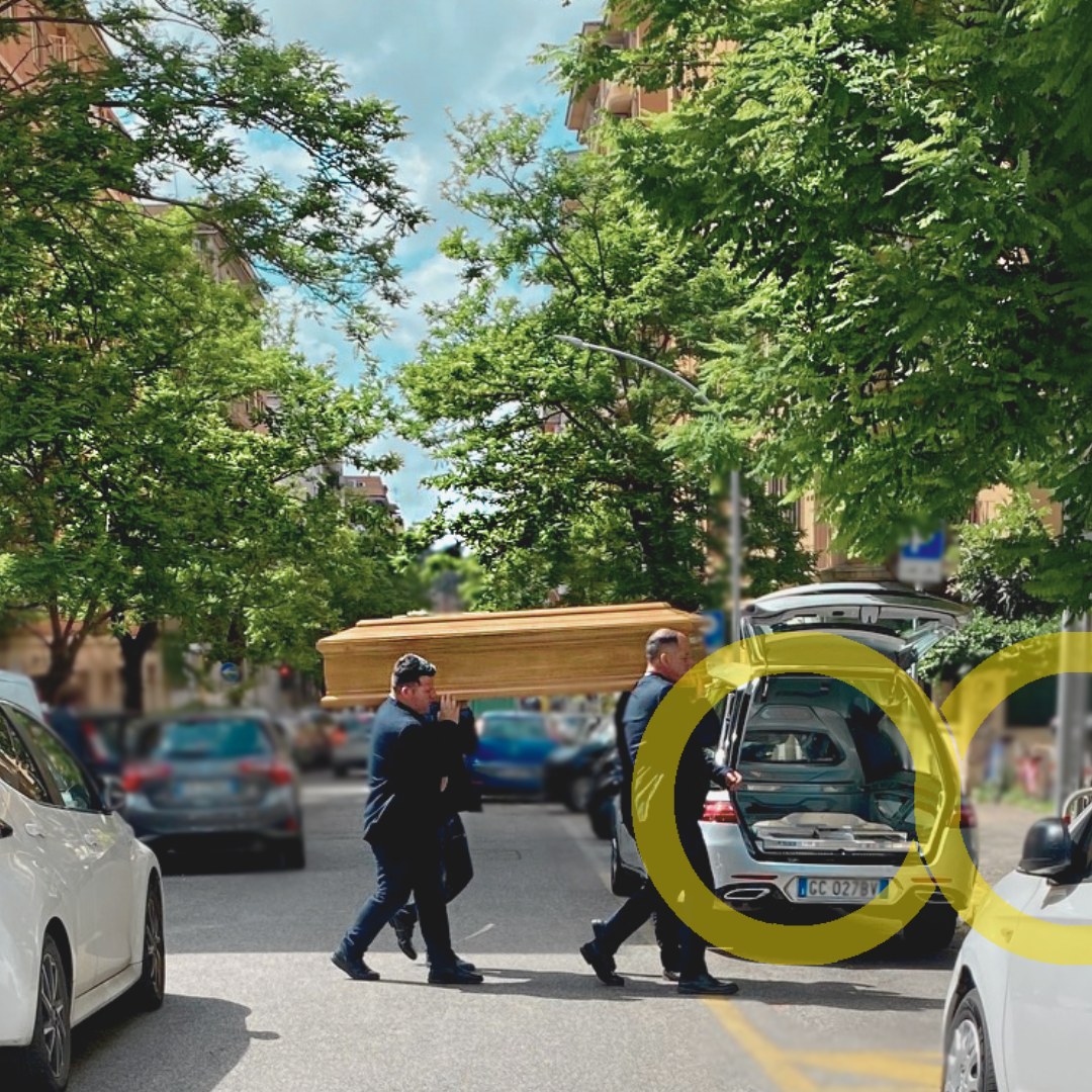 Essere presenti nel momento più difficile.
È questo che cerchiamo di fare, ogni volta.
Quando una famiglia ci apre la porta del proprio dolore, sappiamo che servono mani che si muovono con cura, occhi che vegliano ed un attento ascolto, anche restando in silenzio.
A volte basta un gesto semplice altre uno sguardo che rassicura, una voce che trasmette tranquillità.
Altre volte non diciamo niente, perché non c’è niente da dire.
Non siamo qui per insegnare come si affronta un addio ma per dire, in modo discreto: "Non siete soli. Ci siamo anche noi."
Dietro ogni funerale c’è un lavoro che non si vede.
Ma chi lo vive, lo sente.
—
📩 Francesca – Organizzazione Cattolica
Con rispetto. Sempre.
#organizzazionecattolica #dietrolequinte #rispettoedignità #umanità #onoranzefunebriroma
#paroledelcuore #presenzadiscreta #lavitainsegna #servizioconilcuore