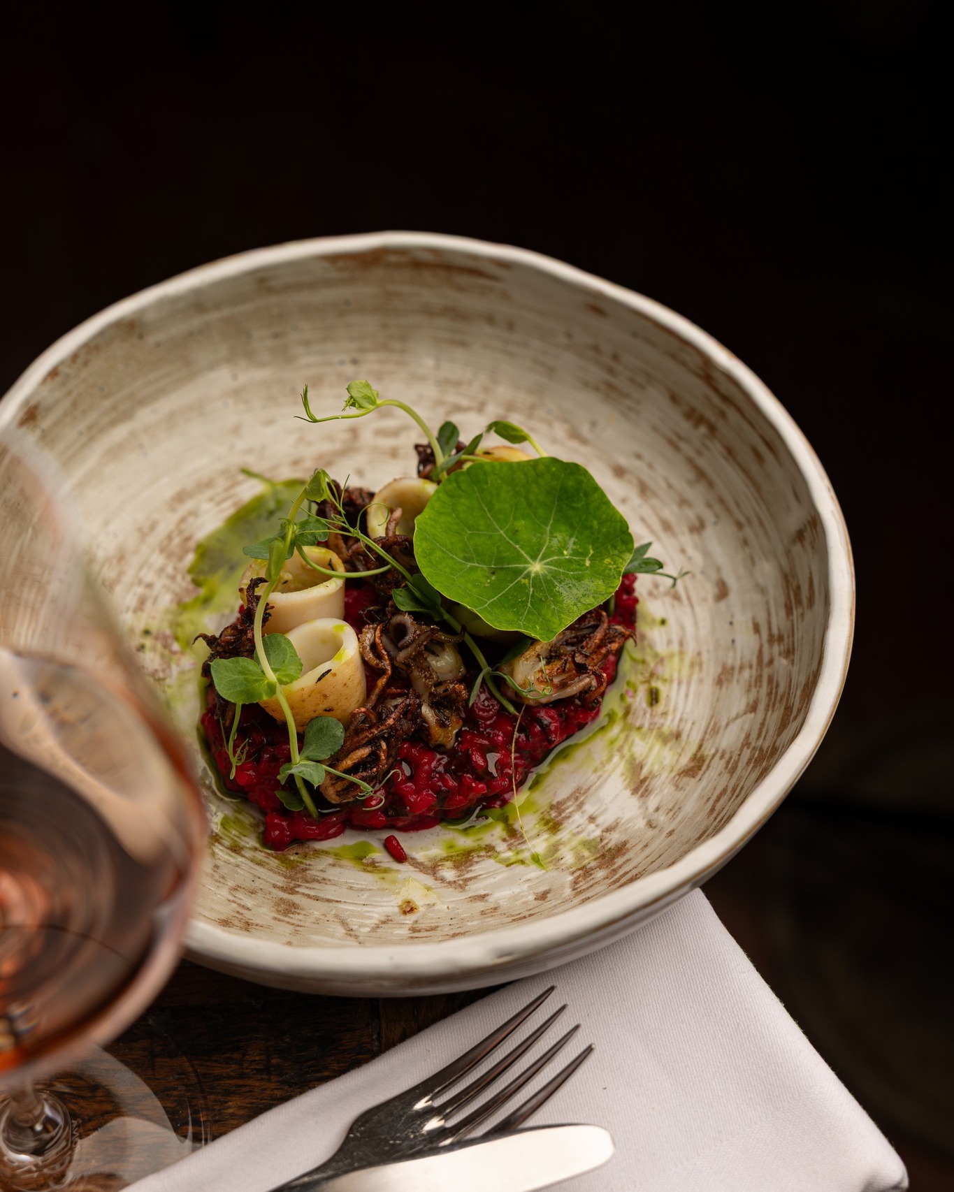 Unser Rote-Rüben-Risotto mit Calamari, Kapuzinerkresse und Basilikumöl ist gerade ein echtes Highlight.�Farblich ein Kunstwerk, geschmacklich ein Gedicht – saisonal, raffiniert und mit viel Liebe gemacht.
#wecreatesmiles
#ef16restaurant #seasonalfood #rotebete #risottolovers #viennafoodie #kulinarikwien #foodart #wienisstanders