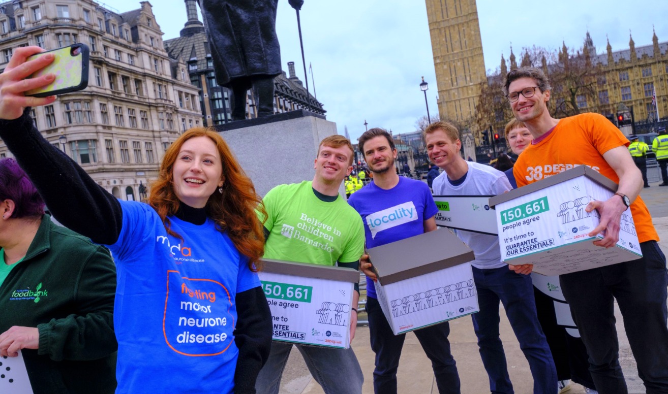 ๐ฃ๐ฃ๐ฃ Have you signed the Prescribe Life Petition? ๐ฃ๐ฃ๐ฃ
Almost 20,000 of you agree that tofersen, a groundbreaking MND treatment for the 2% of people with a variation in the SOD1 gene, should be available to everyone who needs it.
The fact that people are missing out on this vital treatment is an injustice weโre asking the Government to end.
This petition will be submitted to the Department of Health and Social Care in the coming weeks โ keep an eye on our social media for updates.
The petition is still open, so please send it to all your friends and family: https://act.mndassociation.org/2025-prescribe-life-tofersen
Together, weโre going to make an unignorable case that the Government must act urgently. People with SOD1 MND donโt have time to wait.
#PrescribeLife #MNDawareness #TofersenNow #EndTheWait #ActForMND #SOD1
#MNDcommunity #HealthEquity #NeurologyMatters #SupportMND #PetitionForChange #TimeIsLife #RareDiseaseAdvocacy #AccessToTreatment
#TogetherForMND