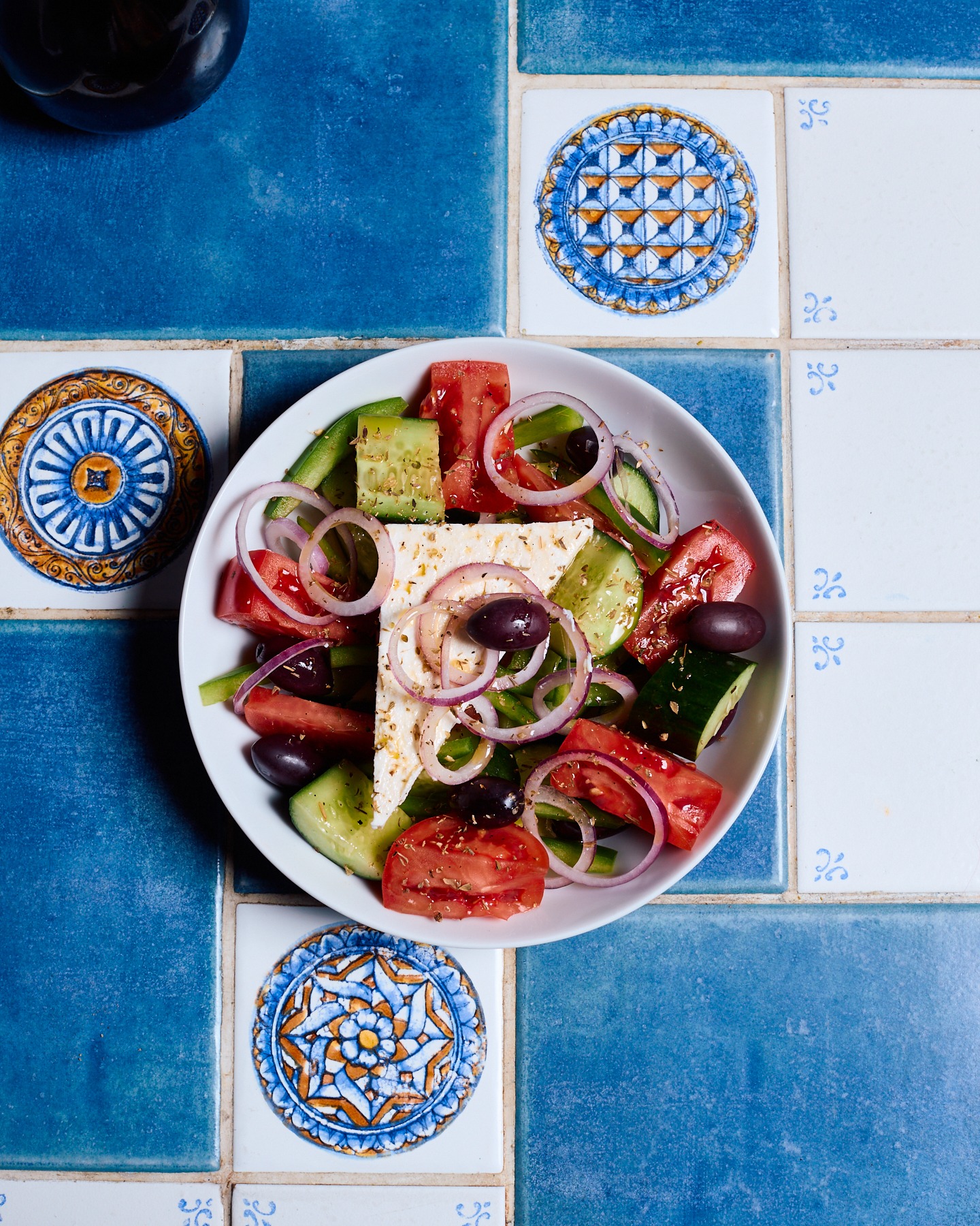 Choriatiki - klasyczna sałatka grecka z fetą, świeżymi warzywami, dobrą oliwą i oregano. Orzeźwiająca i sycąca!