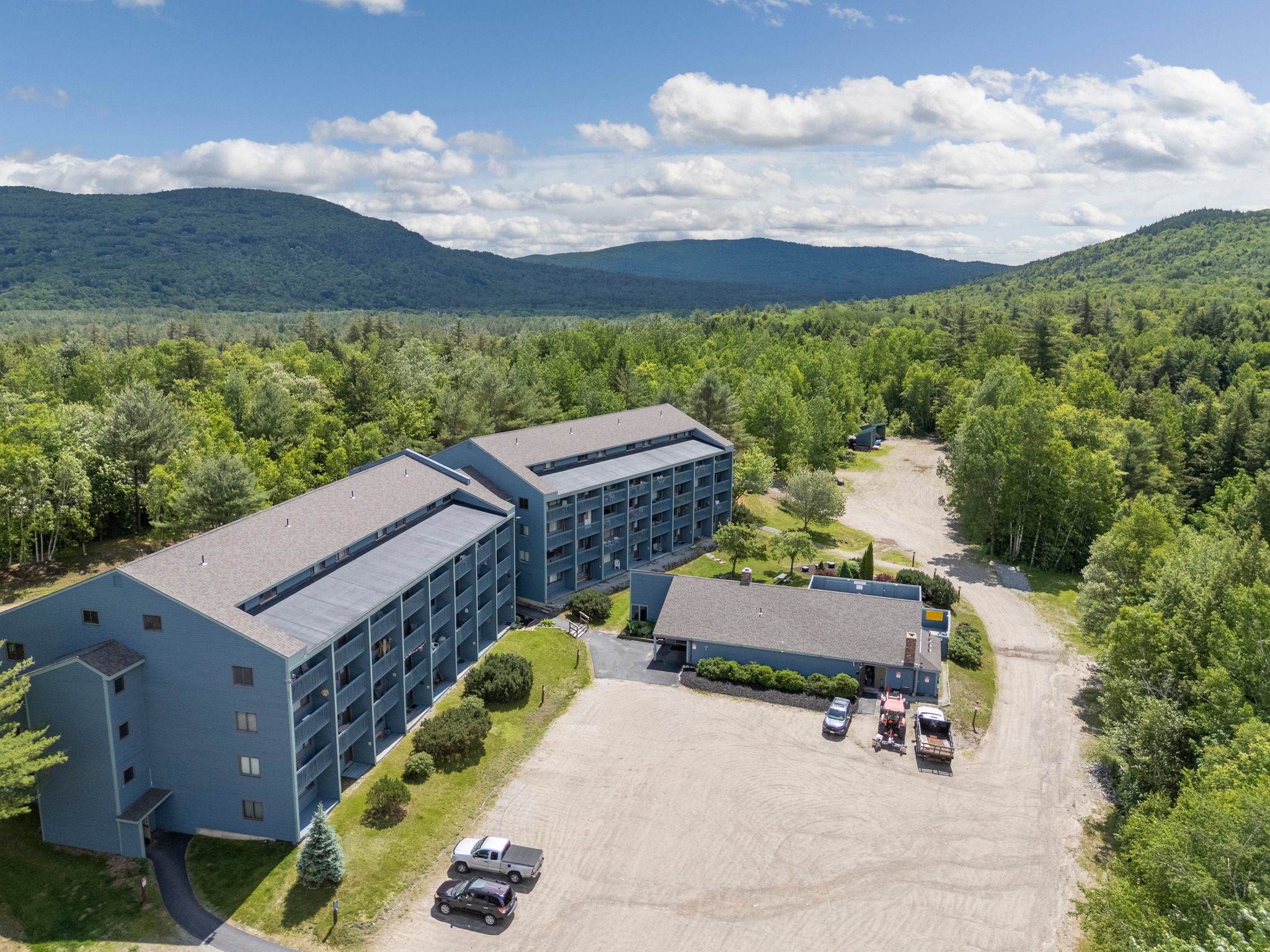 New listing! Find slopeside living at a great price in this top-floor, one-bedroom condo at Brookside. Enjoy stunning views of @sundayriver from every window, plus complex amenities like a recreation building with a cozy common room, fireplace, heated outdoor pool, and hot tub.
📍16 Road Runner Drive, Unit IIA-304
🔑 $379,000
🛏️ 1 bedroom
🛁 1 bath
📐 567 sqft
🎿 Ski-in/ski-out
View the full listing at at the Agency Listings link in bio.