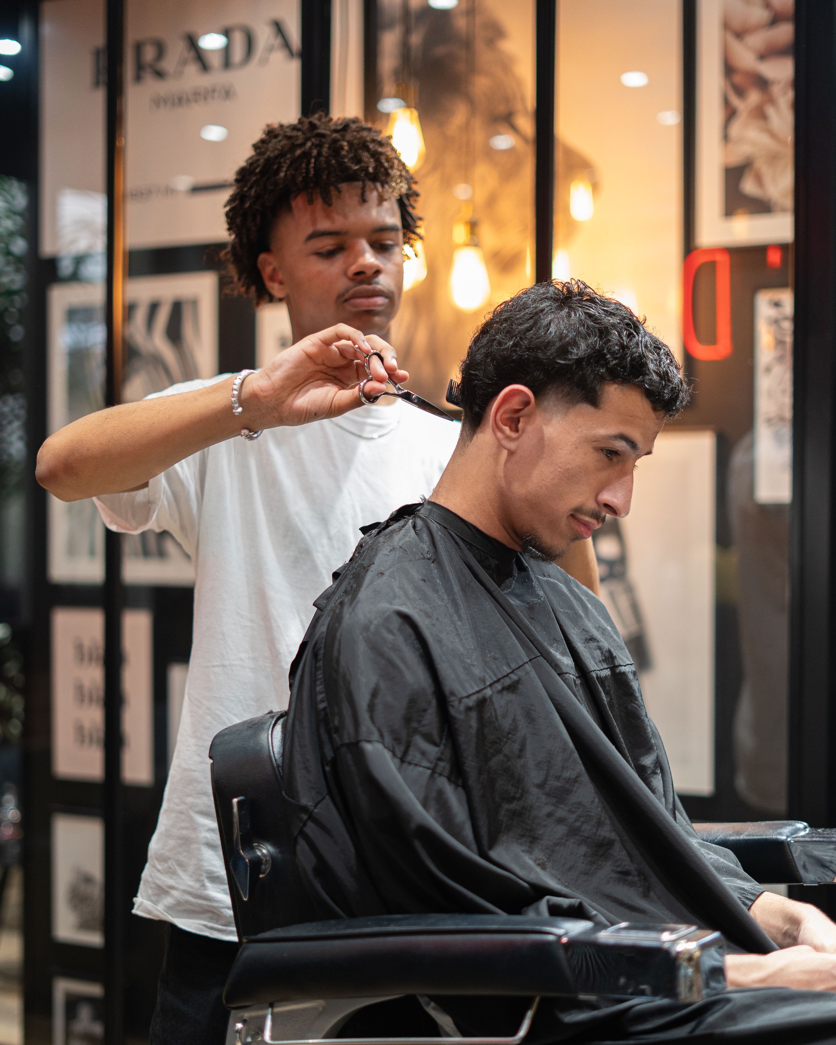Les hommes aussi méritent le meilleur 💇🏻♂️
Venez découvrir nos coupes sur mesure pour sublimer votre style !
Que vous soyez plutôt look classique, moderne ou décontracté, nos coiffeurs sont là pour vous conseiller et vous offrir une expérience unique.
Prenez rendez-vous dès maintenant dans l'un de nos salons ⤵
📍 Rouen | Le Mesnil-Esnard | Le Havre | Évreux
CM & 📸 : @agence.boujoubien
#wildcoiffeurcoloriste #normandie #coiffeur #coupehomme #barbier #coiffure #coiffurehomme #cheveux #boujoucm