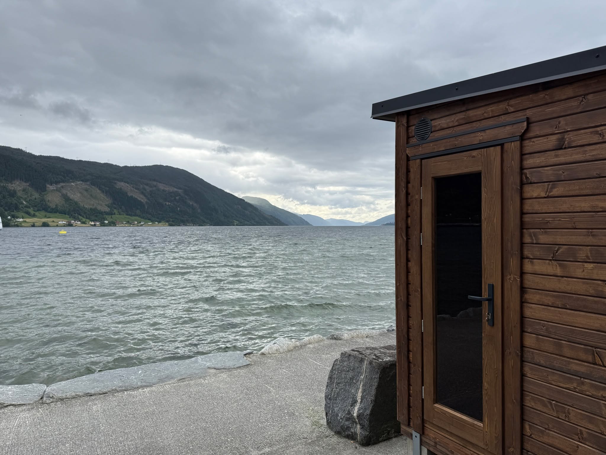 Endelig er badstua på plass! 🤩🥳
I dag tidleg fekk vi levert badstua og arbeidet med å krane den på plass vart satt i gong like etterpå. Kraninga var ein suksess og no er badstua trygt plassert der den skal stå 👏
Det gjenstår framleis litt arbeid før vi kan åpne, men vi skal bruke veka godt og kryssar fingrane for åpning til helga som kjem 🤞
#sauna #badstu #nordfjord #fjord