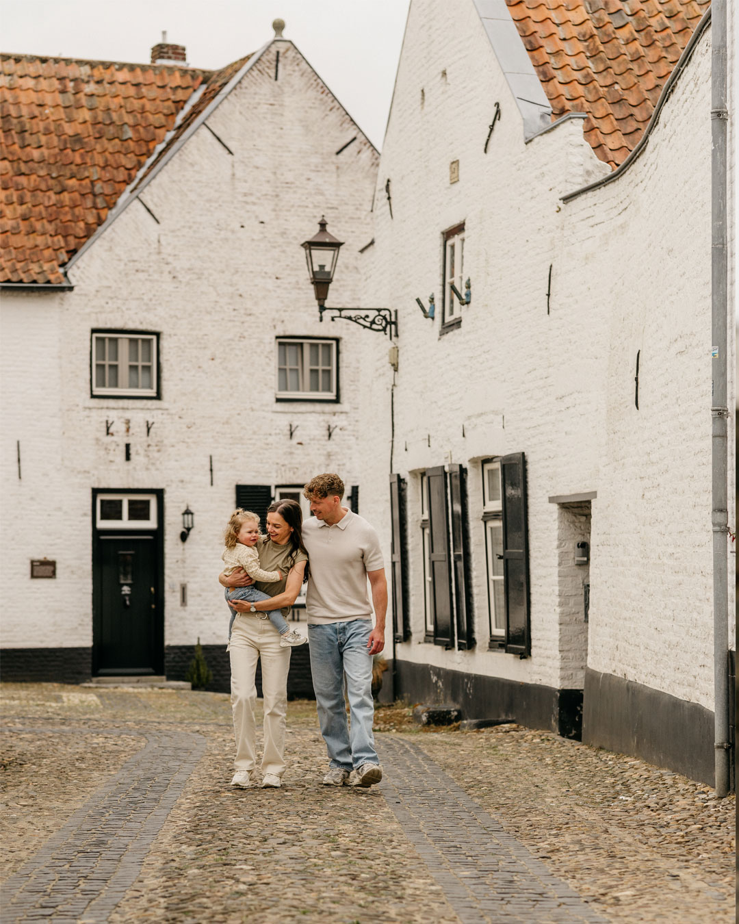 Dit lieve gezin heeft een tijdje terug een fotoshoot bij mij gewonnen, het was zoยดn gezellige ochtend in het mooie Thorn โจ
--------
#fotoshoot #gewonnenfotoshoot #familyphotographer #familiefotograaf #familiefotoshoot #familyphotoshoot #lifestyleshoot #thorn #wittestadjethorn #lifestylephotographer #lifestylefotografie #fotograaflimburg #fotograafroermond #gwennfotografie
